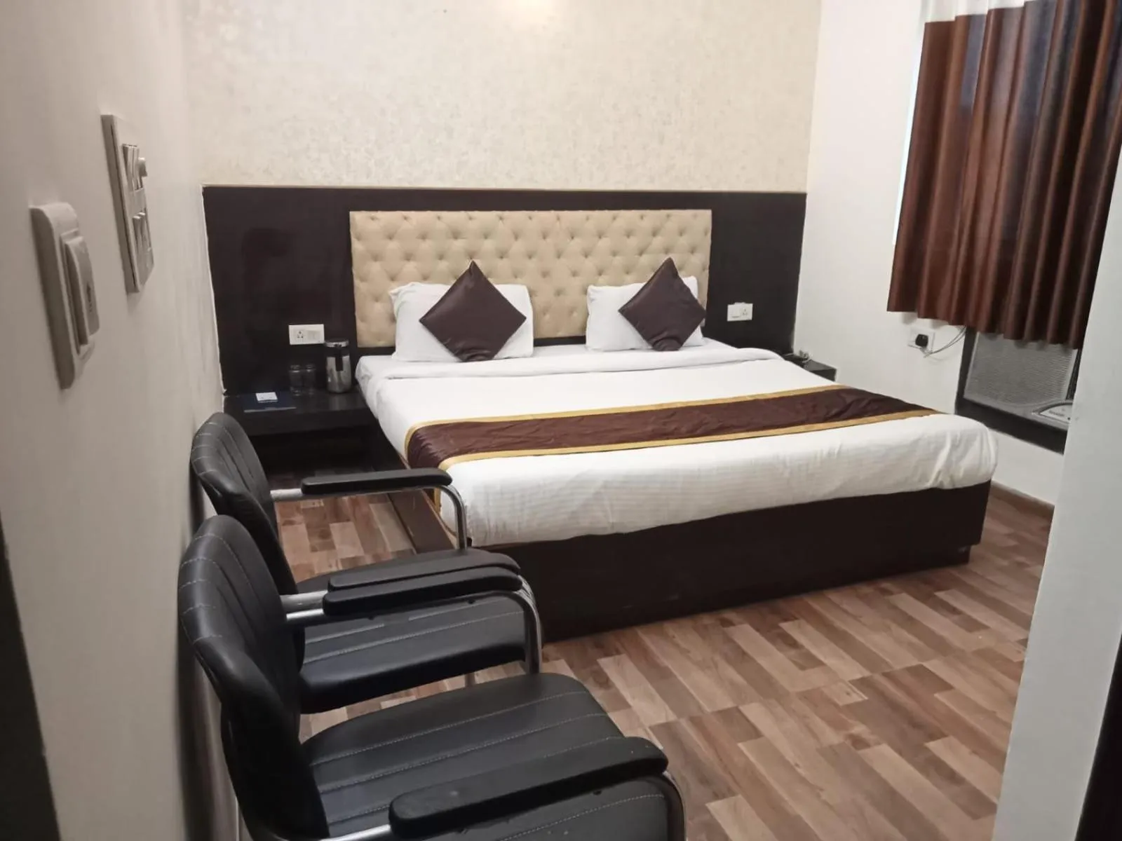 Bed in Clarks Collection Maanya