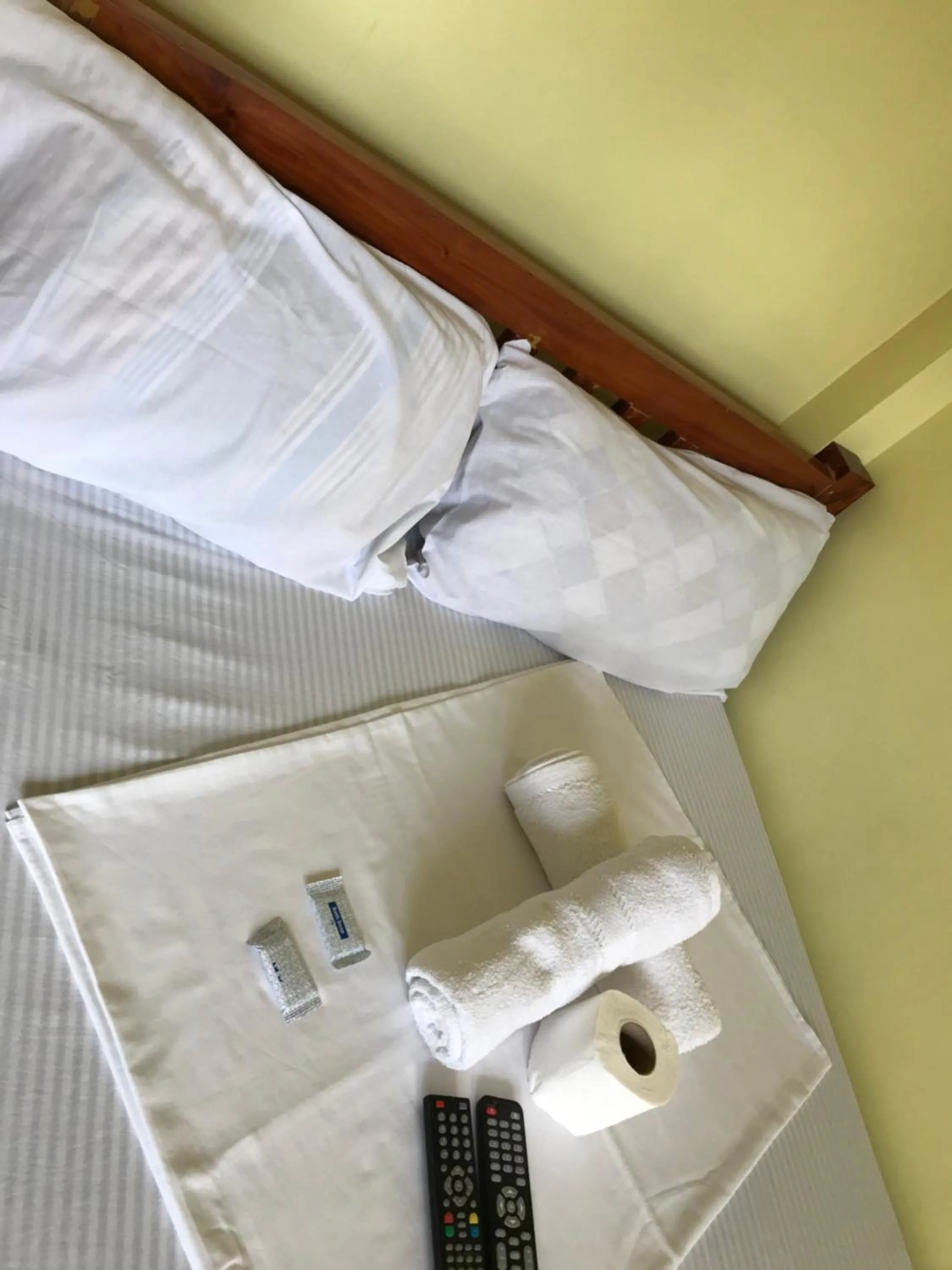 Bed in Jhunlyn Rooms for Rent Tagaytay