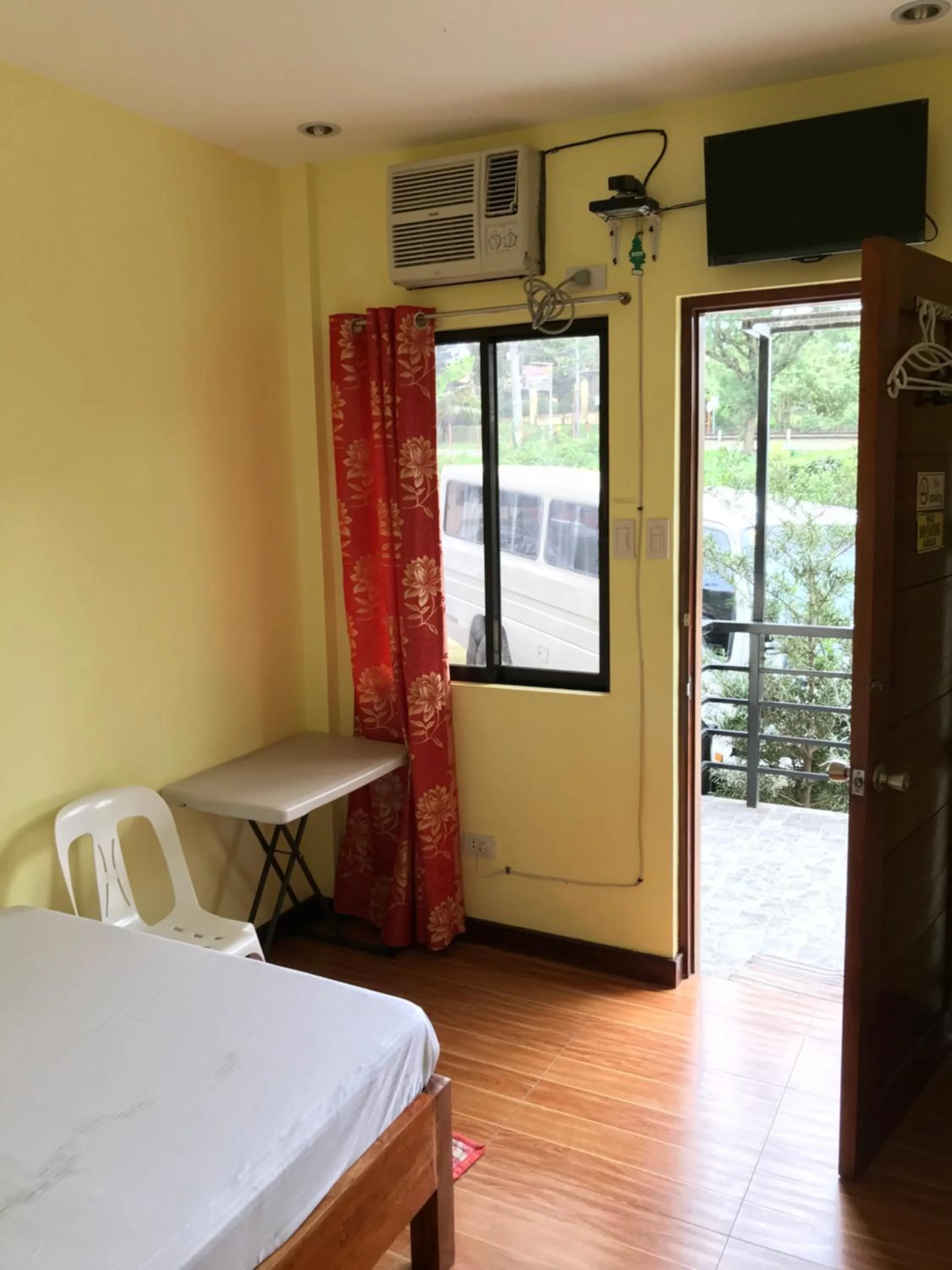 Photo of the whole room, Bed in Jhunlyn Rooms for Rent Tagaytay