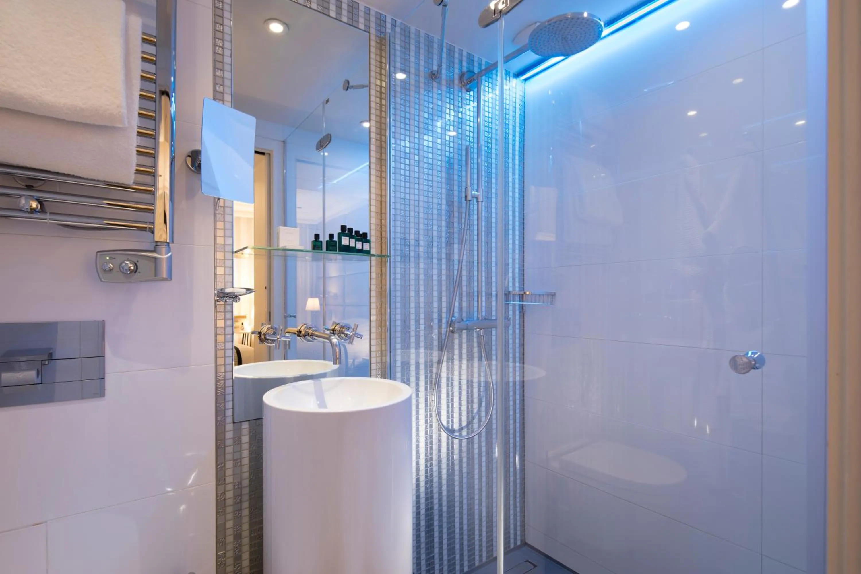 Shower in Hôtel R de Paris - Boutique Hotel