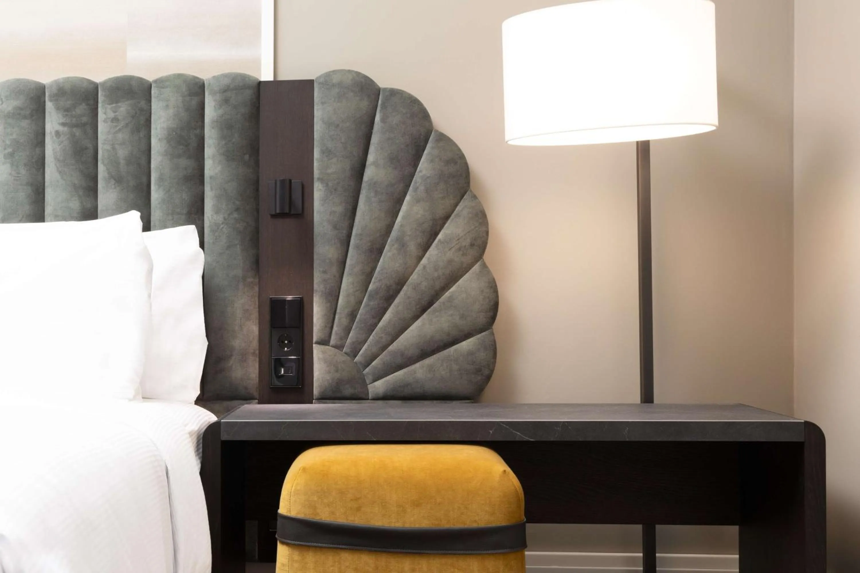 Bedroom, Seating Area in Crowne Plaza Heidelberg City Centre