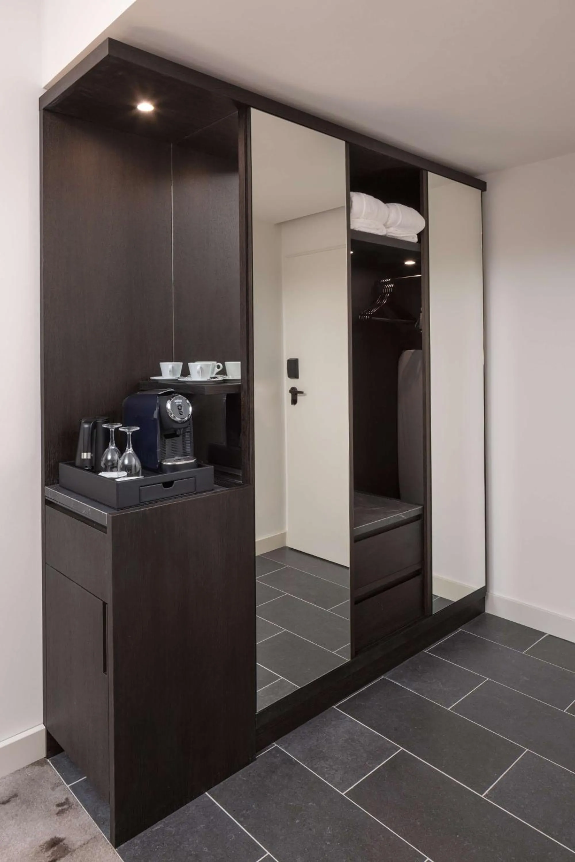 Photo of the whole room, Kitchen/Kitchenette in Crowne Plaza Heidelberg City Centre