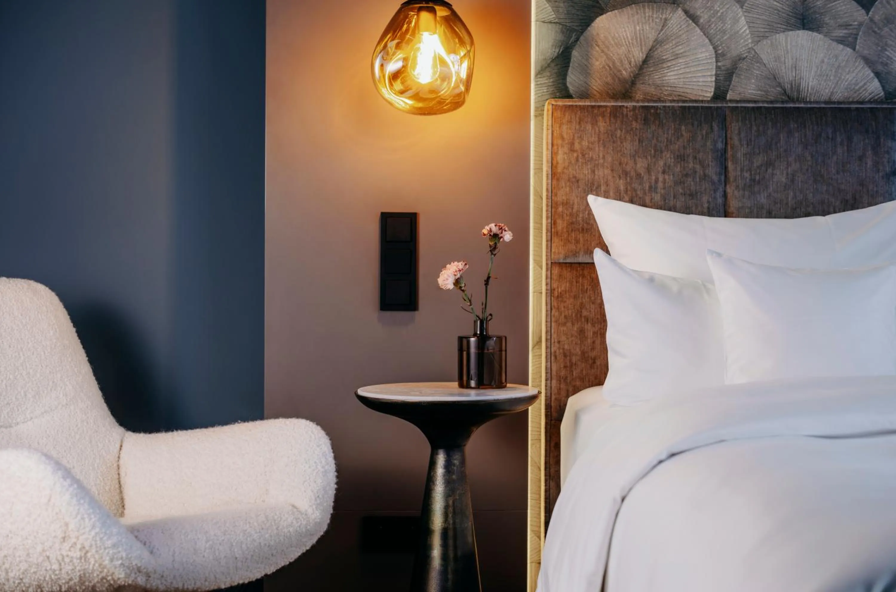 Decorative detail, Bed in Hotel Atlantic - Kopf aus, Herz an!