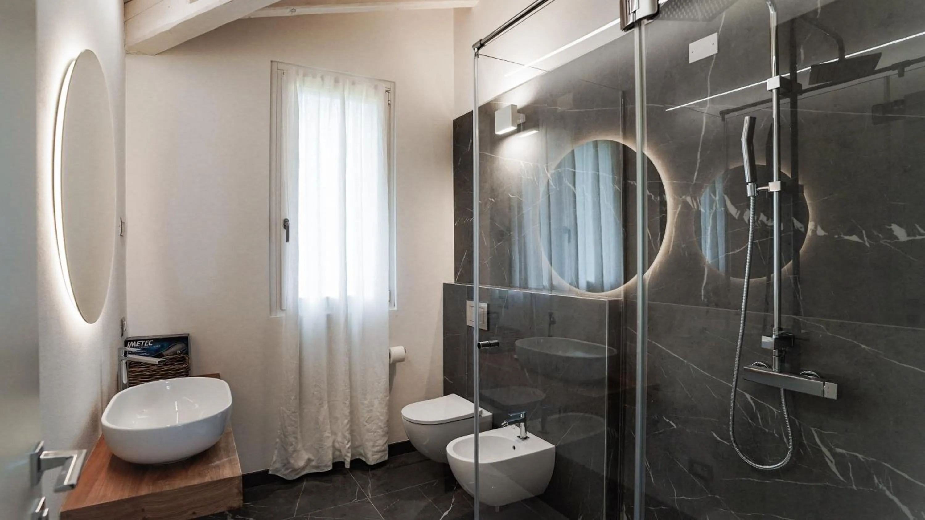 Shower in Casa Olivi Apartments