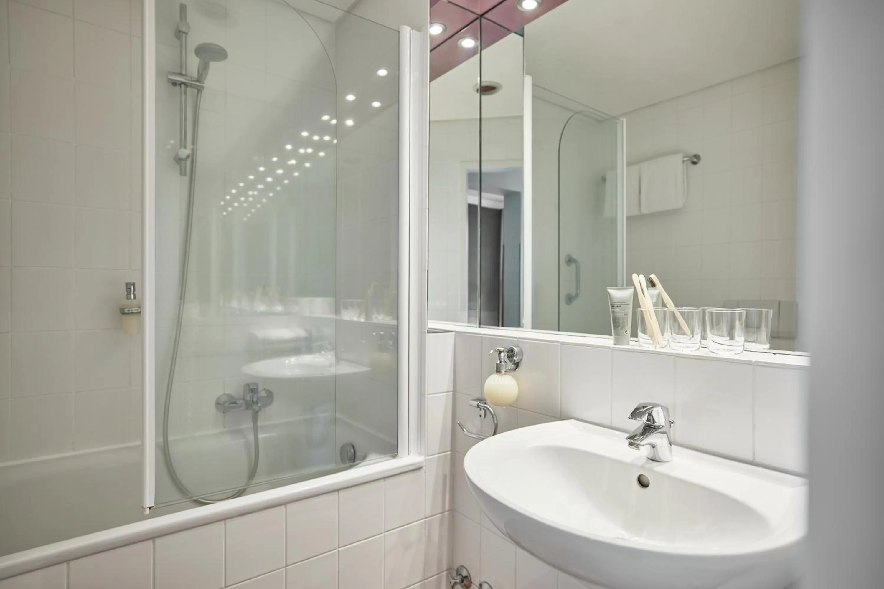 Bathroom in Best Western Raphael Hotel Altona