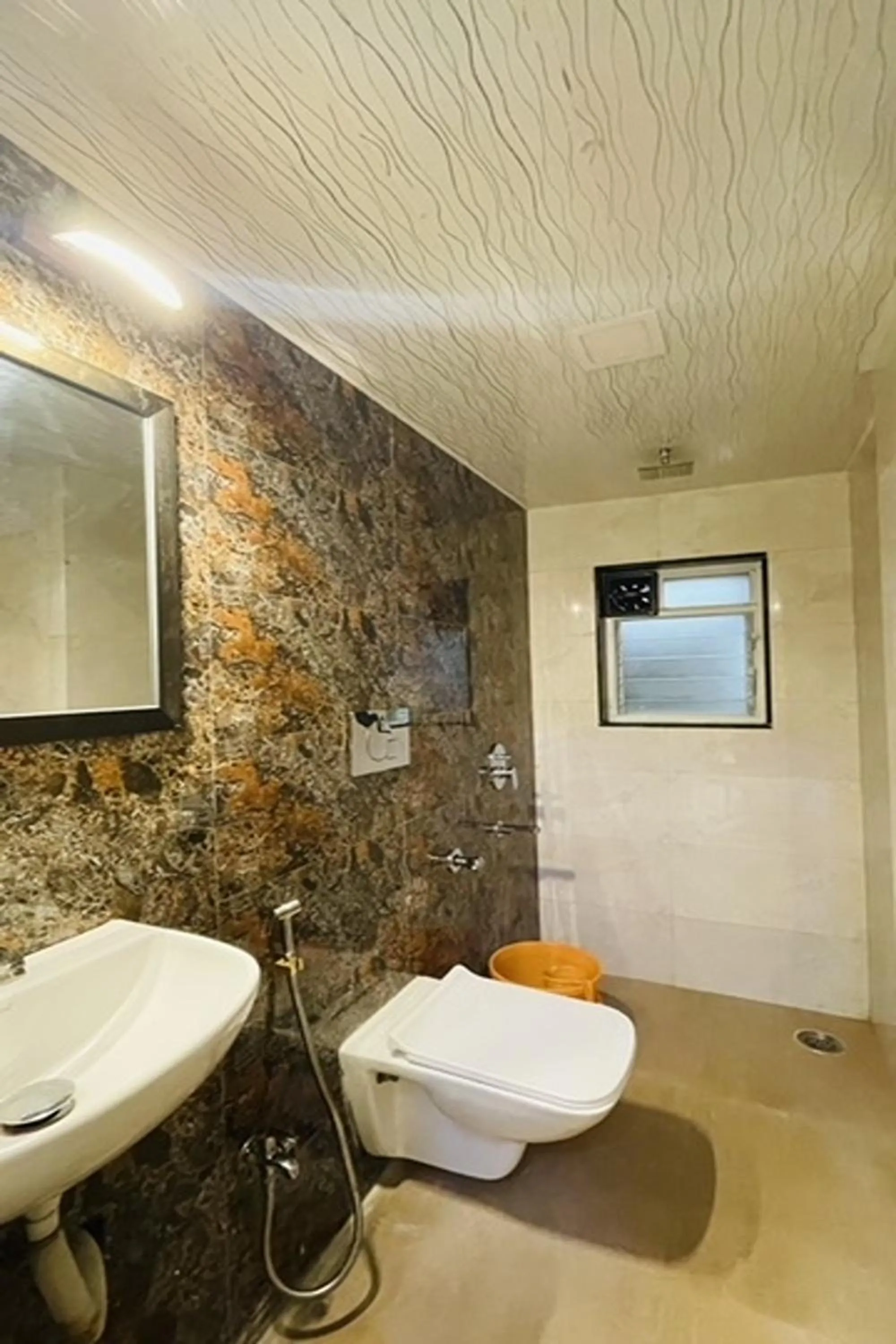 Shower in Hotel Neelkiran