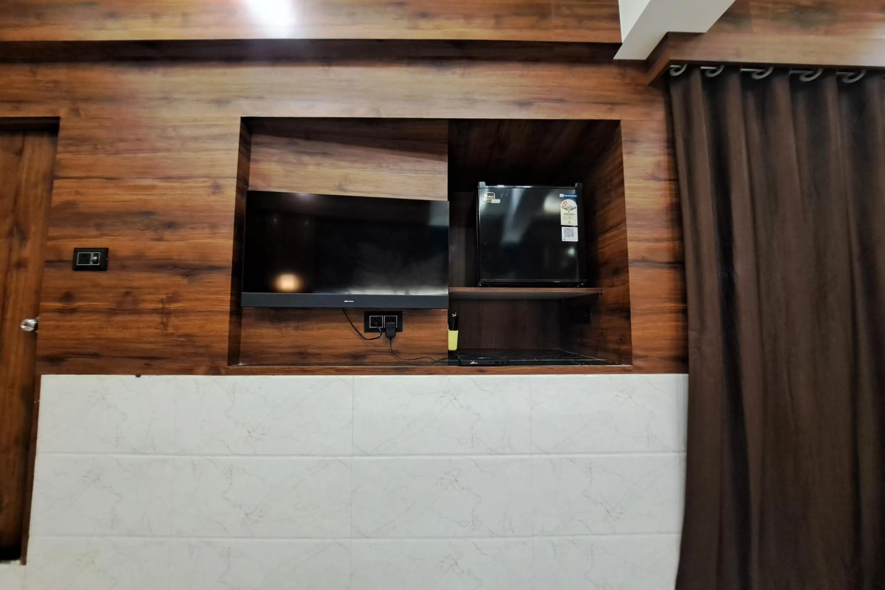 TV and multimedia in Hotel Neelkiran