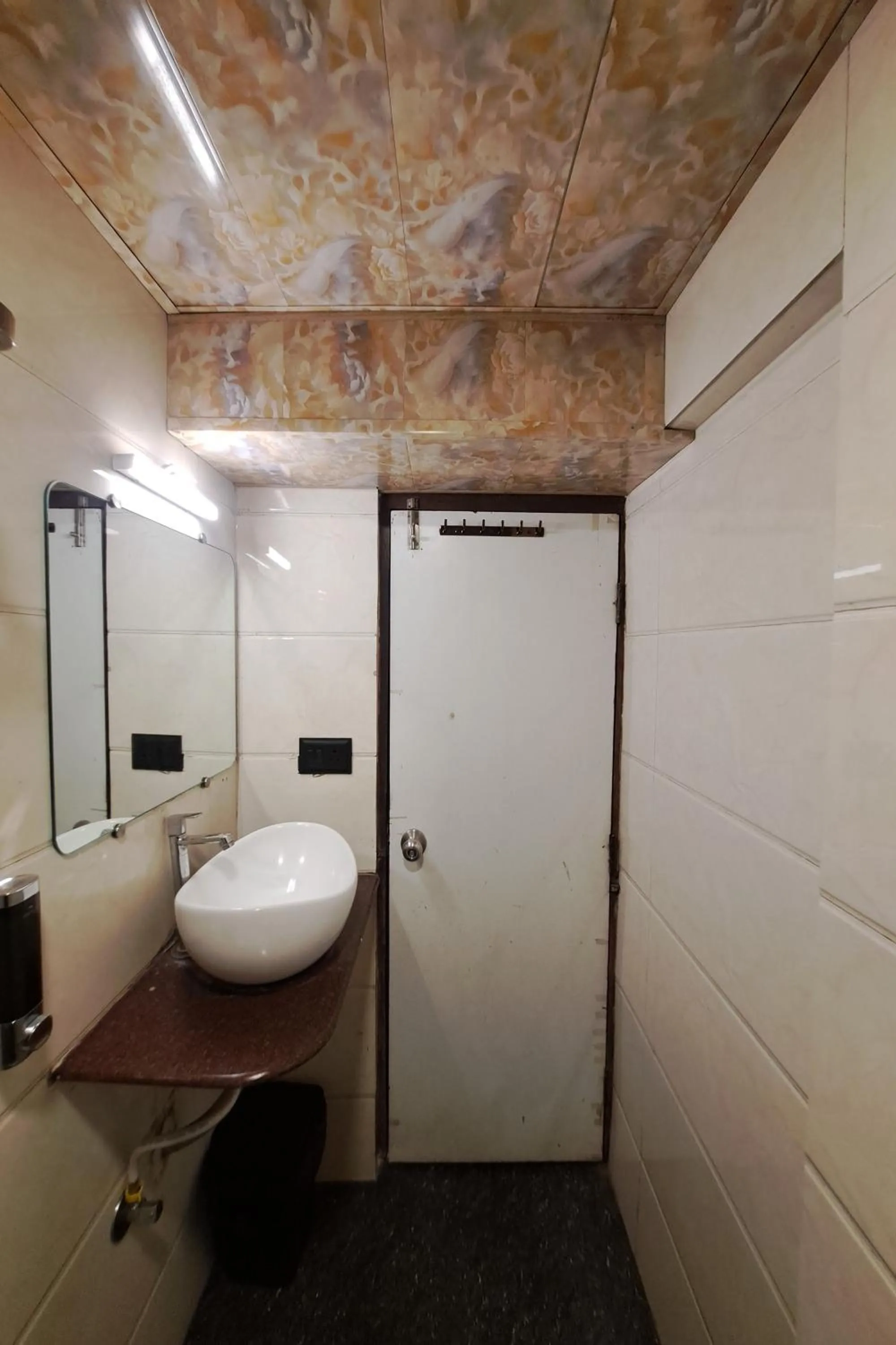 Bathroom in Hotel Neelkiran