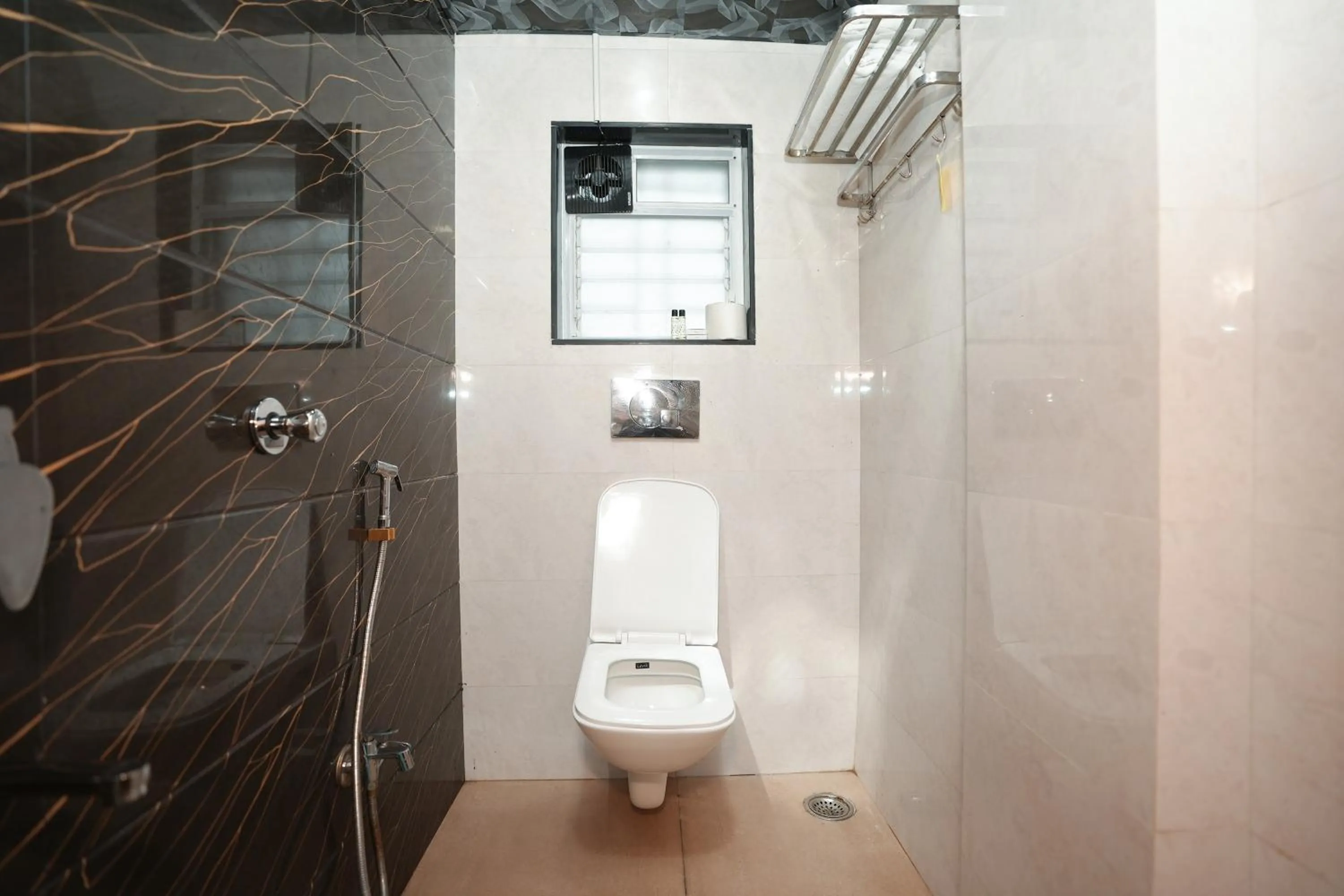 Shower in Hotel Neelkiran