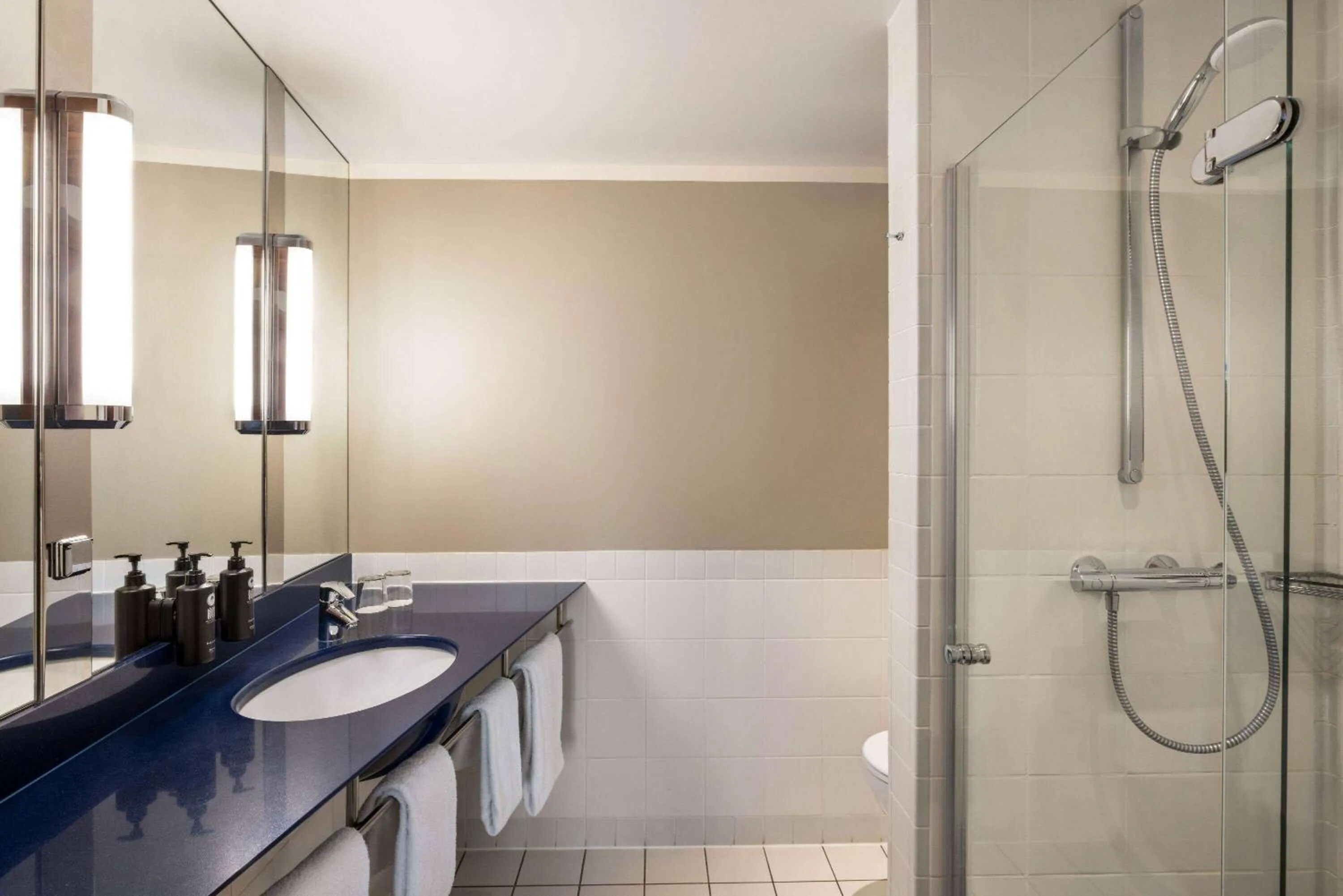 TV and multimedia in Vienna House by Wyndham Sonne Rostock