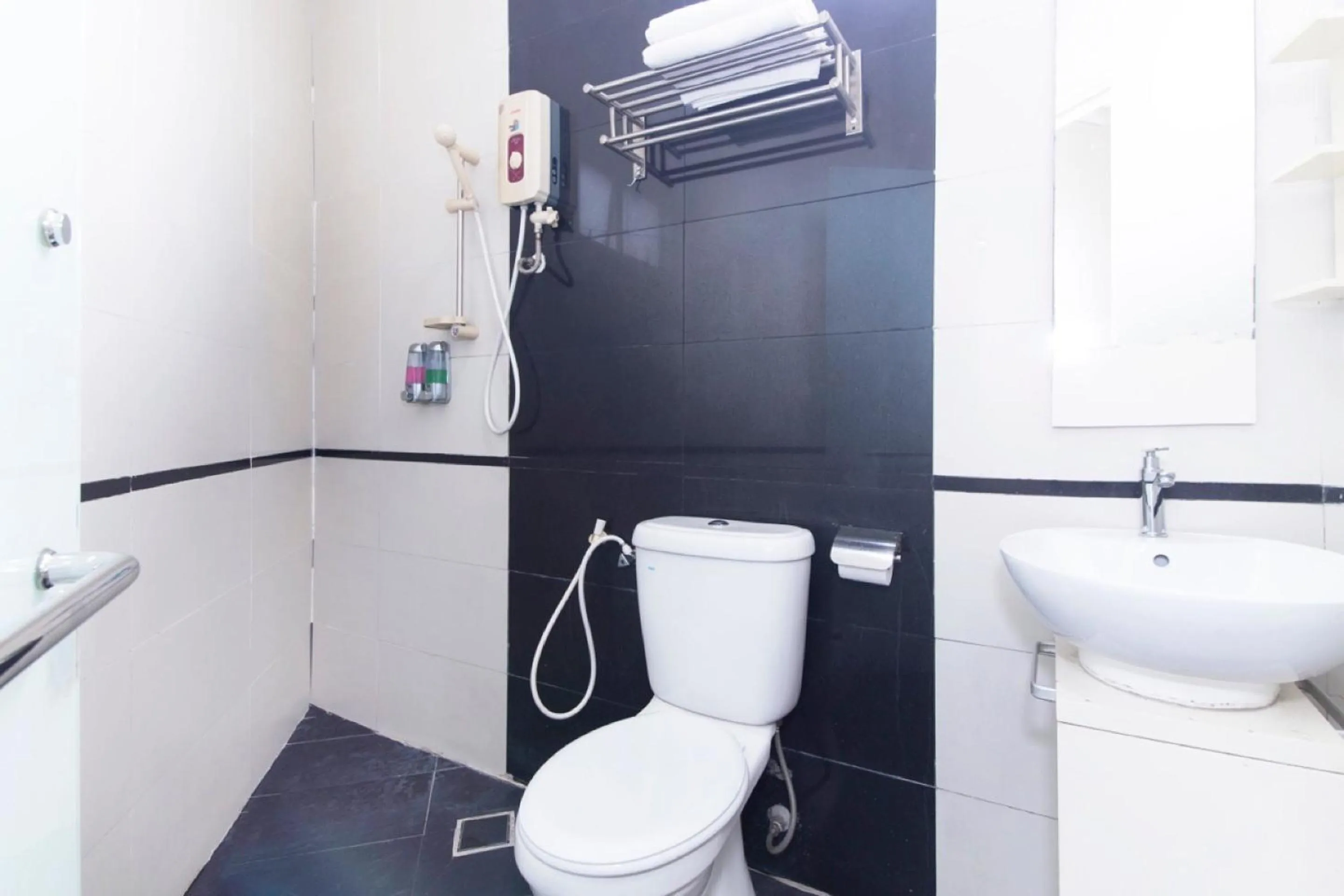 Bathroom in Super OYO 331 I Boutique Hotel