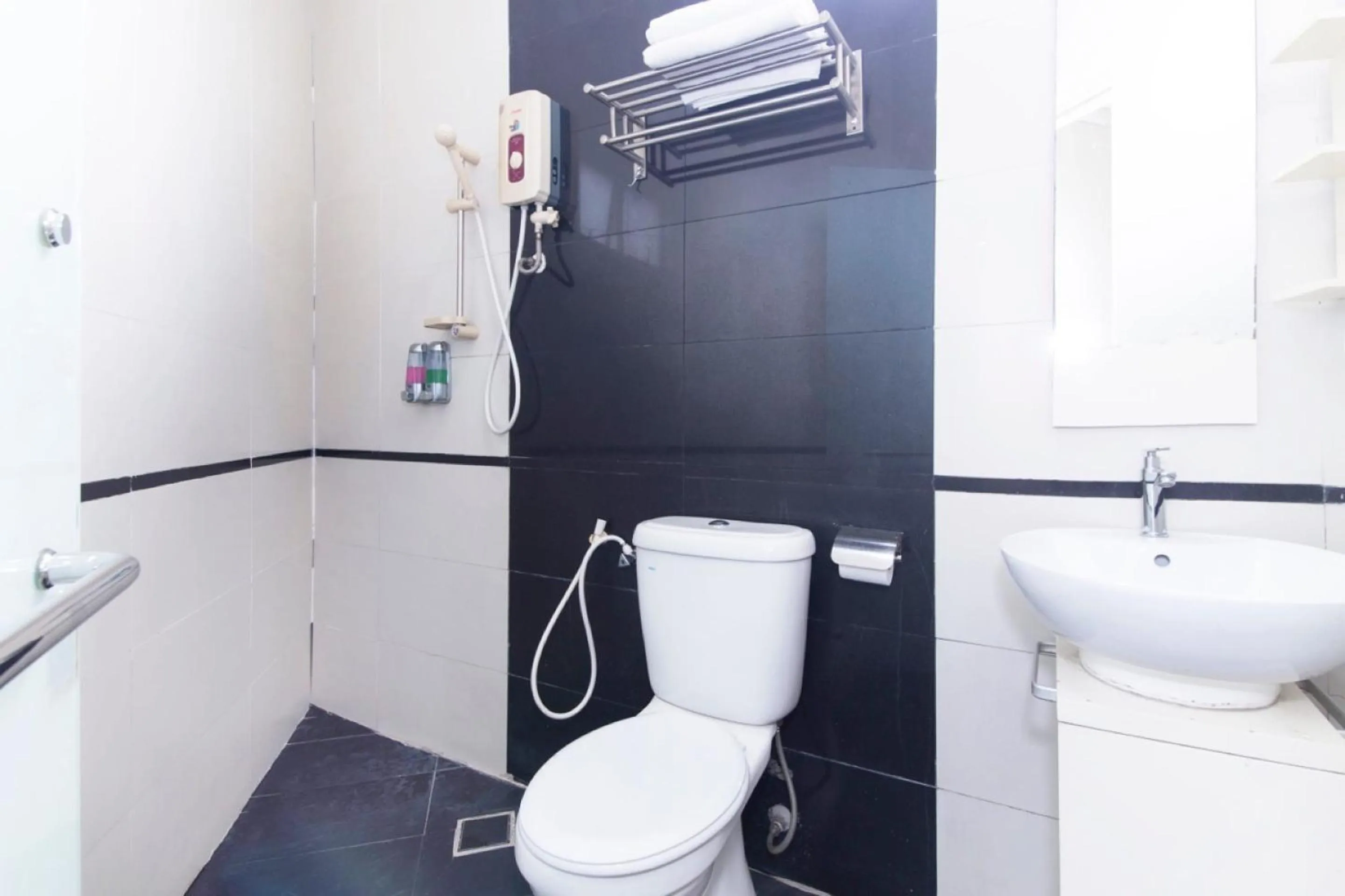 Bathroom in Super OYO 331 I Boutique Hotel