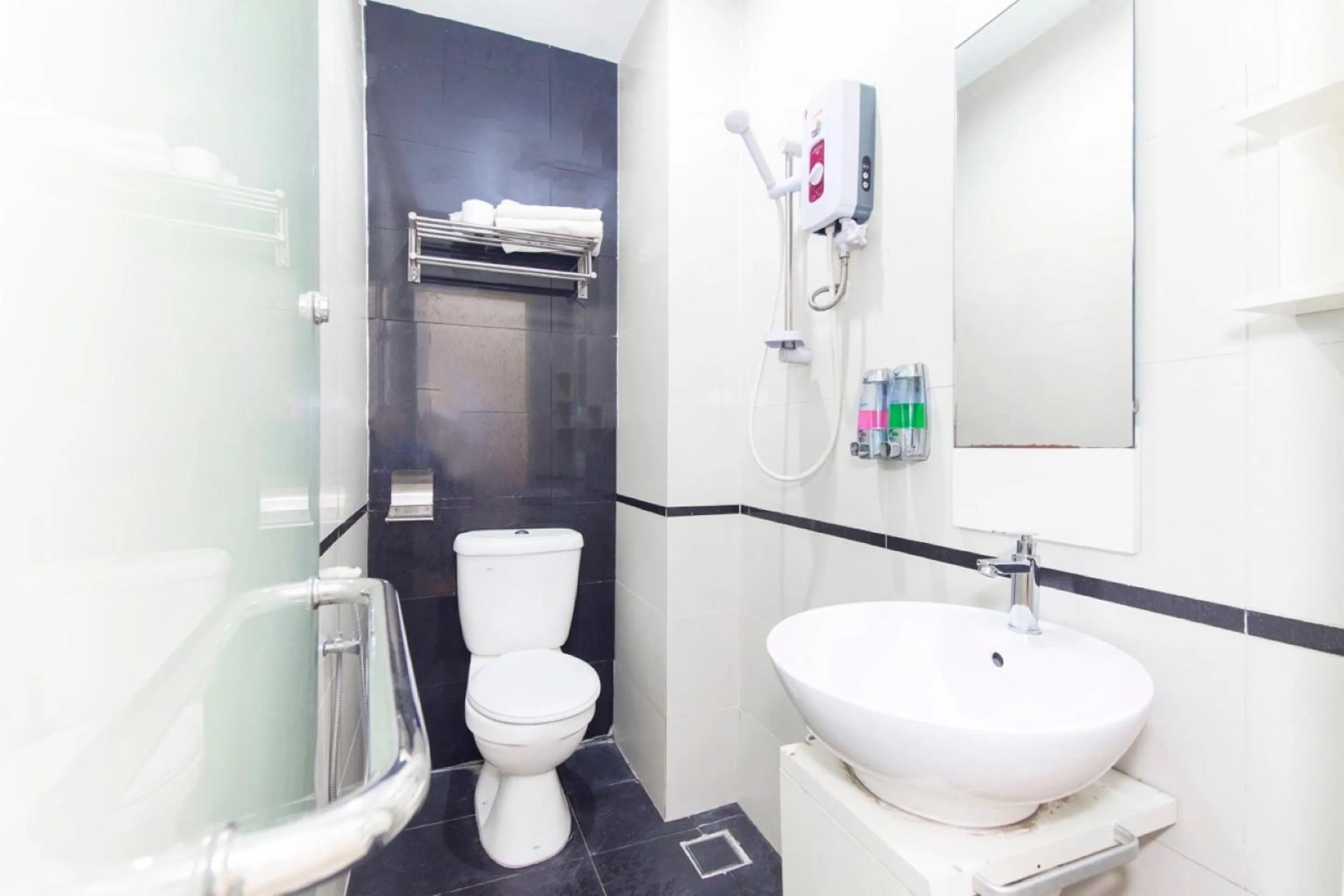 Bathroom in Super OYO 331 I Boutique Hotel