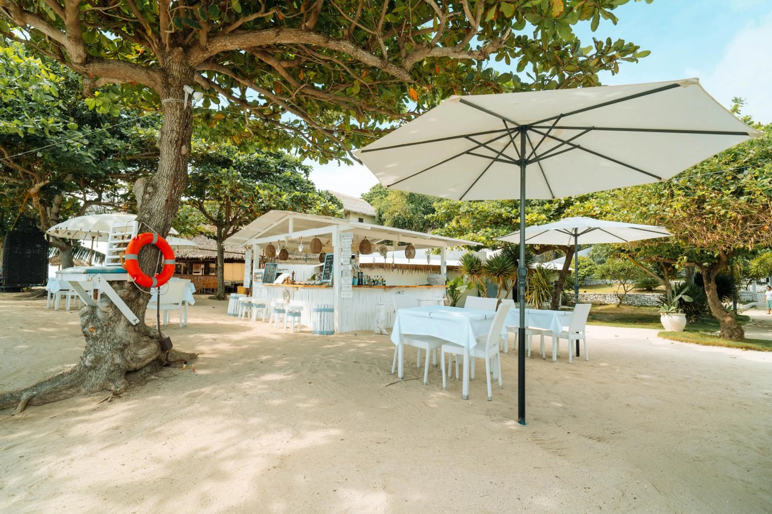 Lounge or bar in Blanco Beach Resort Malapascua