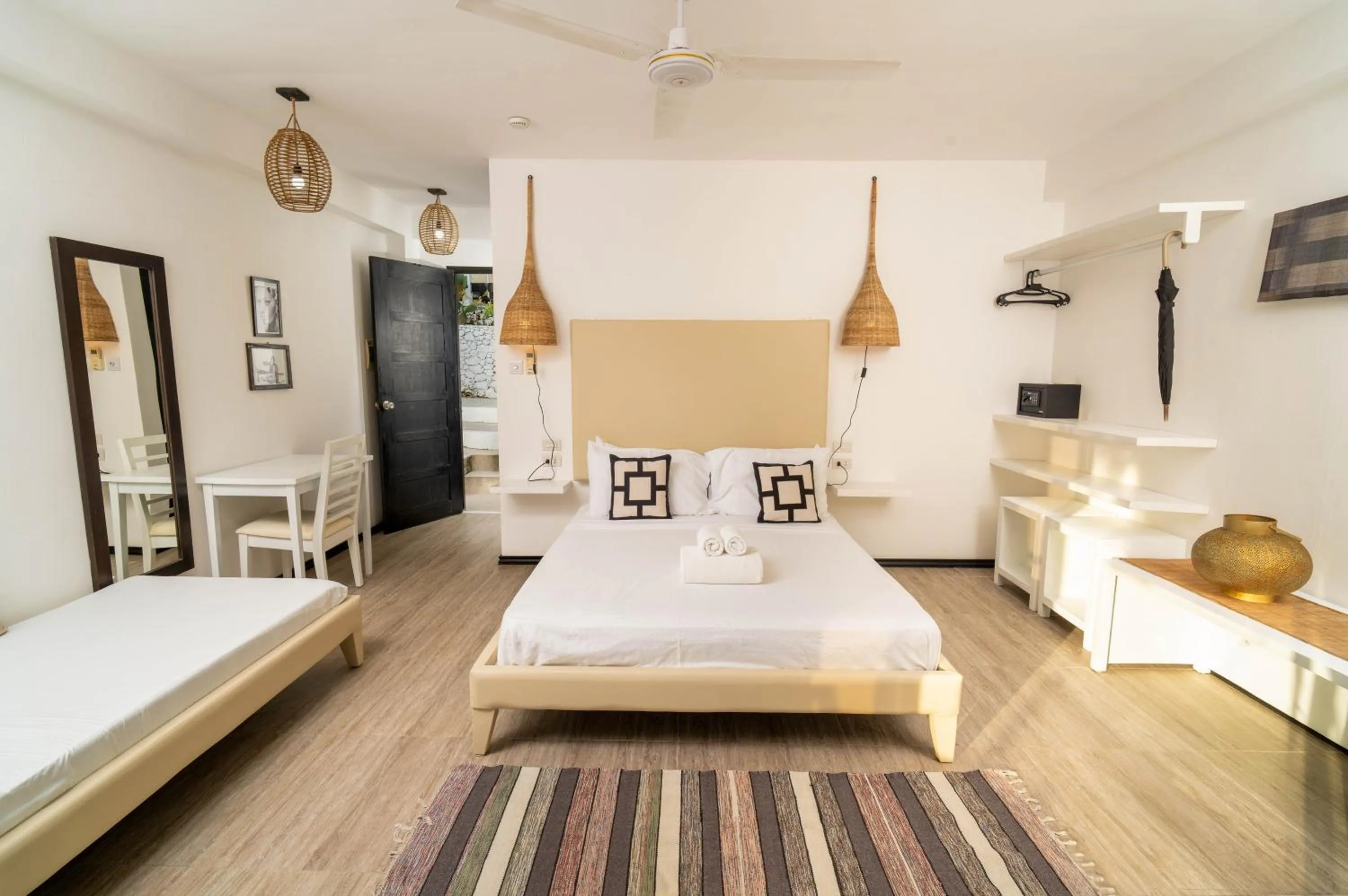 Bed in Blanco Beach Resort Malapascua