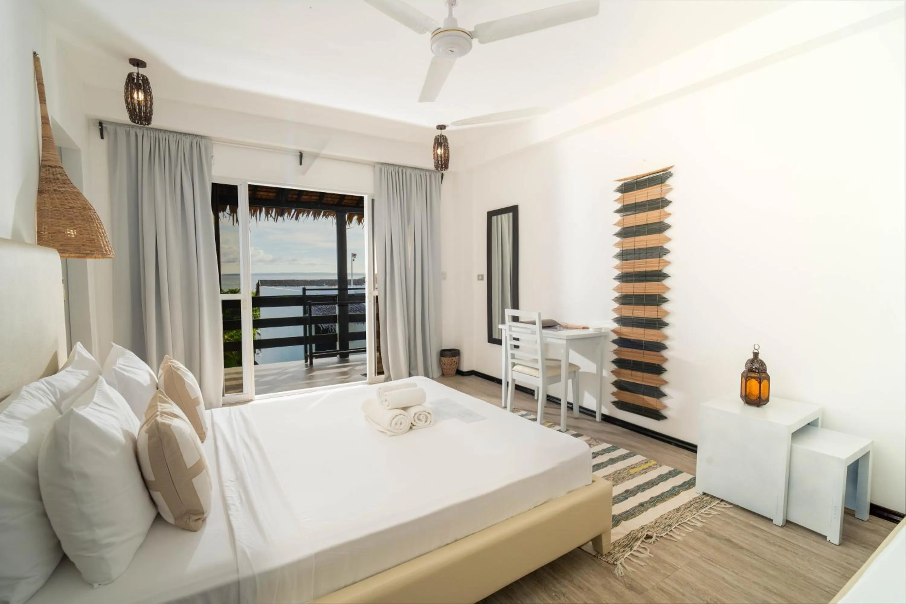 Bed in Blanco Beach Resort Malapascua