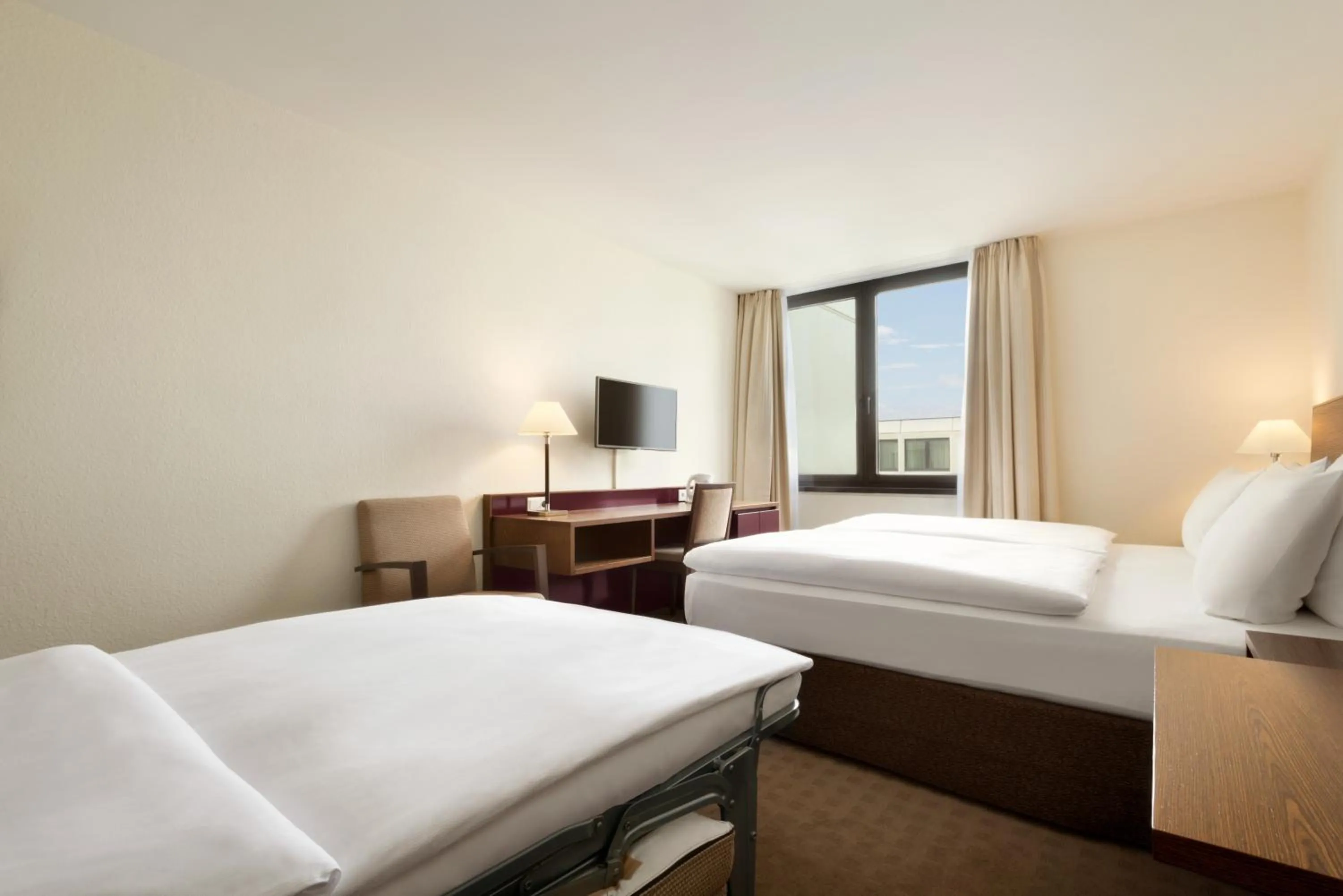 Bed in Ramada Nürnberg Parkhotel