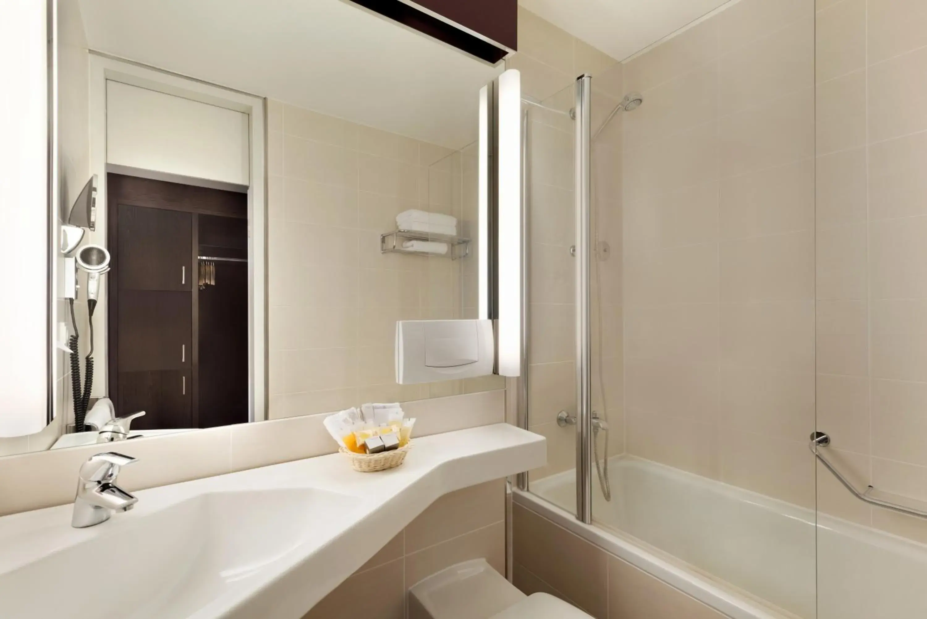 Superior King Room with Sofa Bed - Non-Smoking in Ramada Nürnberg Parkhotel Superior King Room with Sofa Bed - Non-Smoking in Ramada Nürnberg Parkhotel