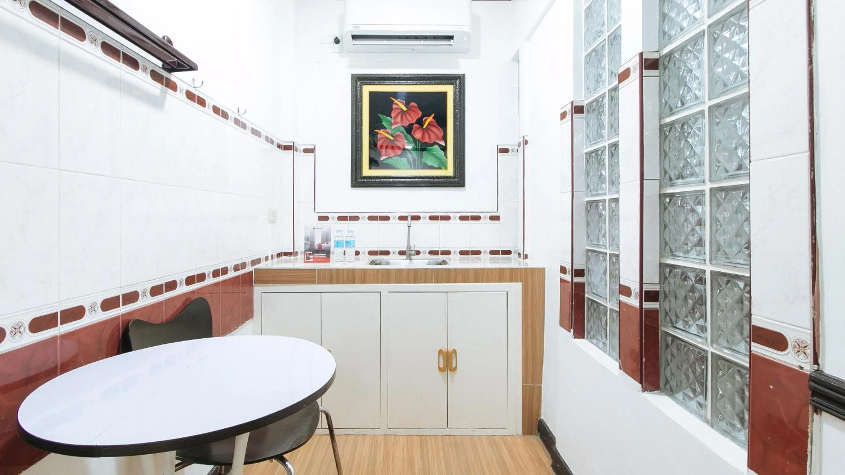 Kitchen or kitchenette in RedDoorz Plus at Villa Gloria Taguig