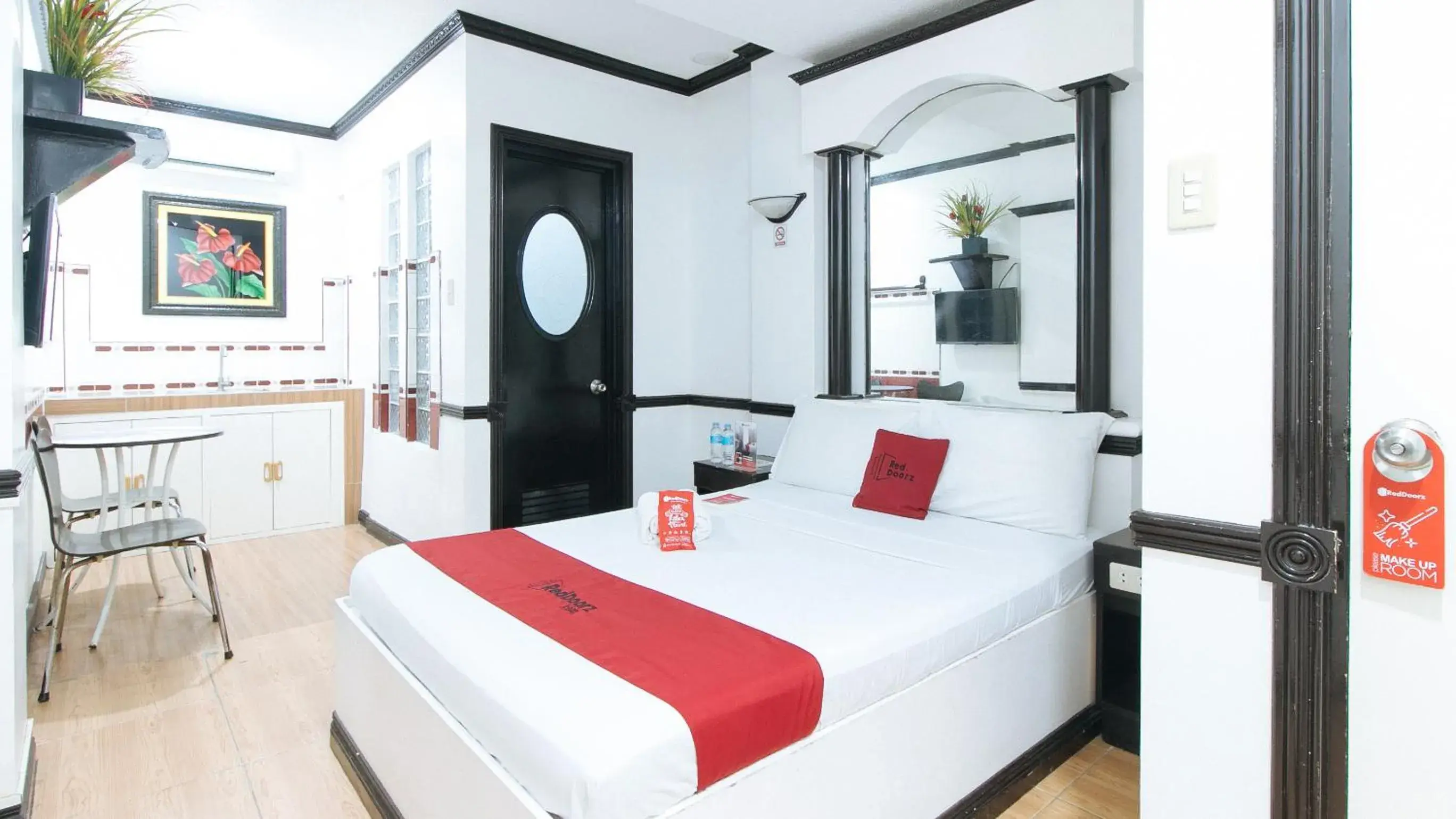 Deluxe Room in RedDoorz Plus at Villa Gloria Taguig Deluxe Room in RedDoorz Plus at Villa Gloria Taguig