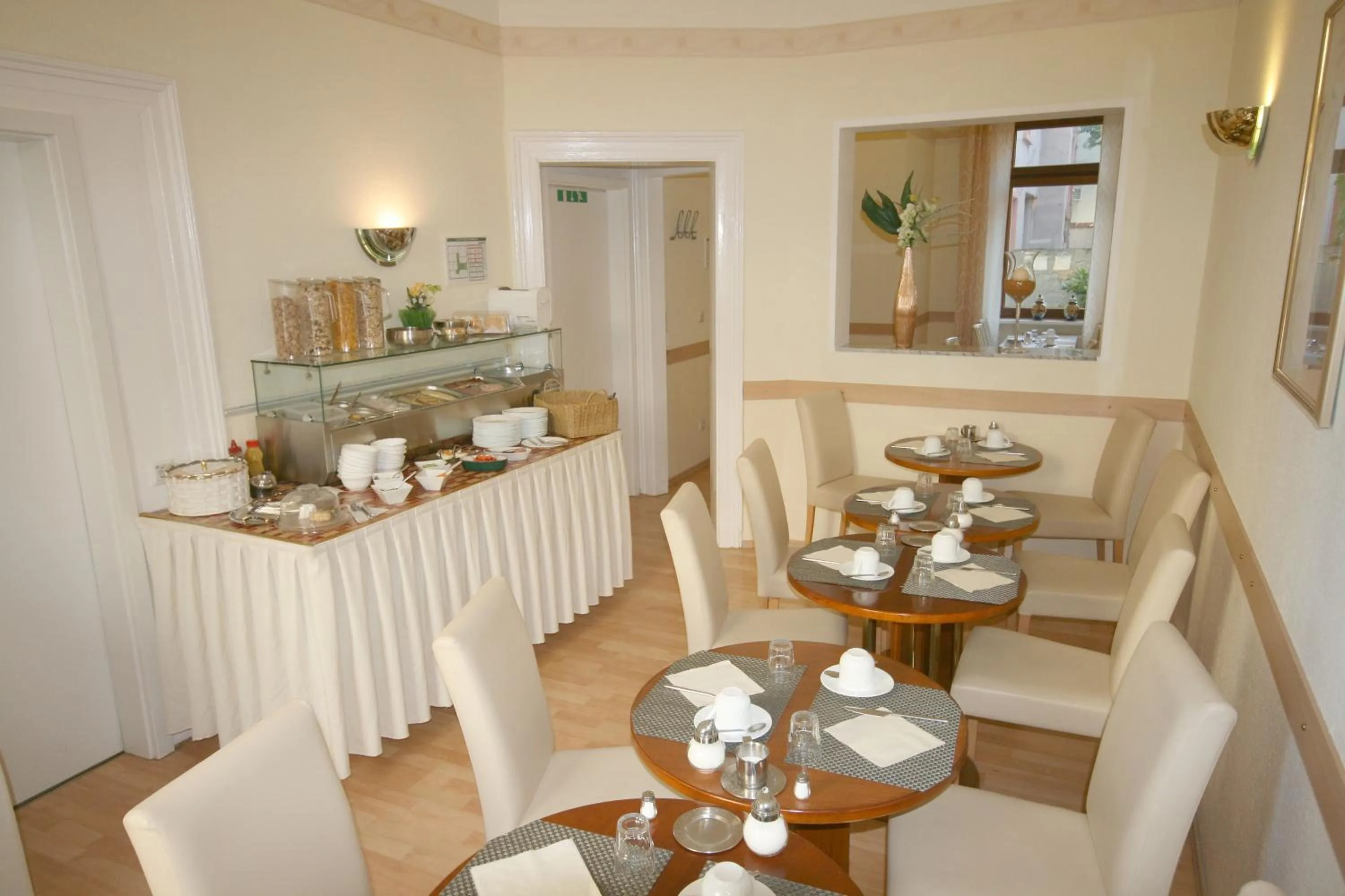 Buffet breakfast in Classic Inn