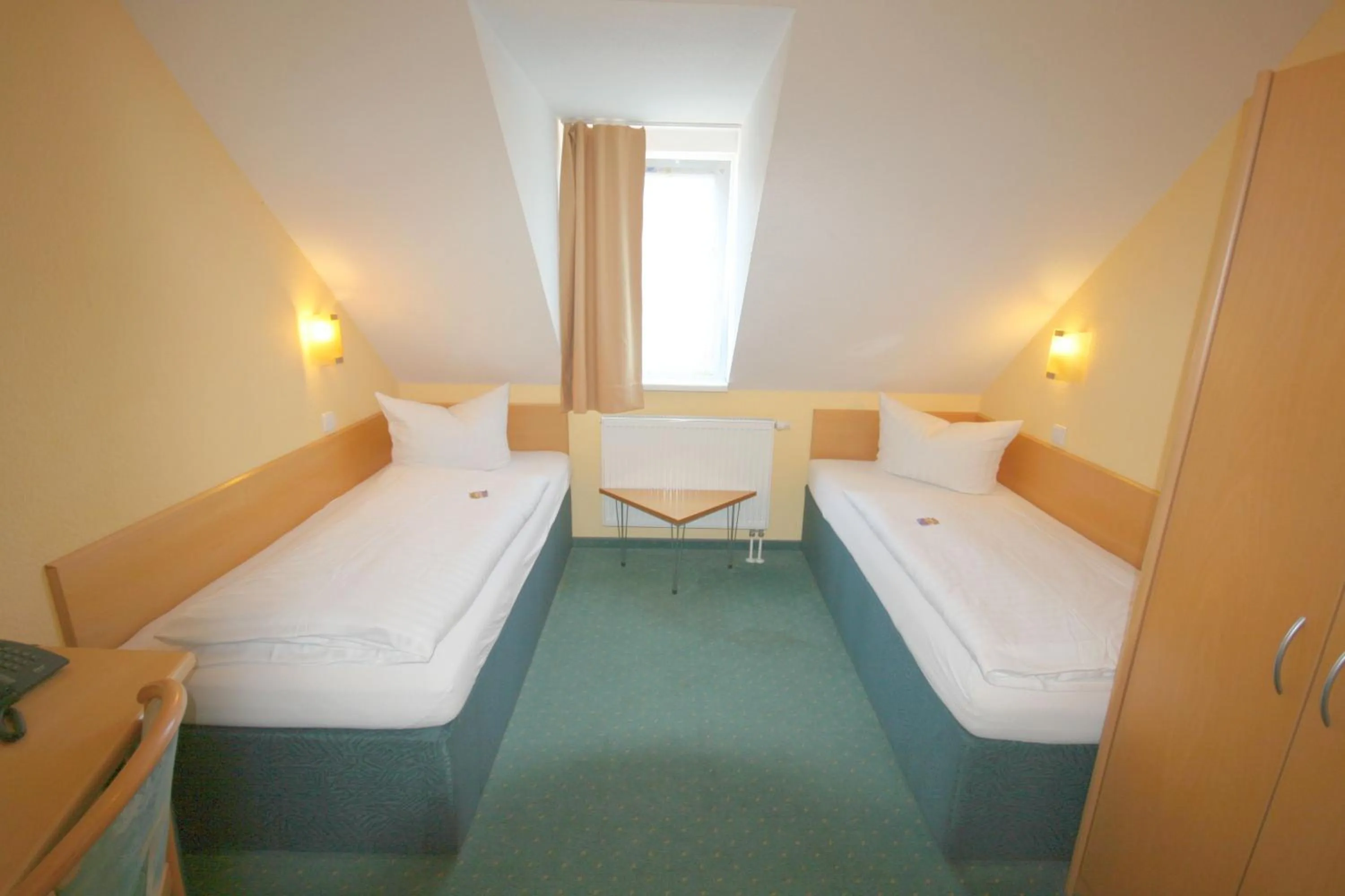 Photo of the whole room, Bed in Classic Inn