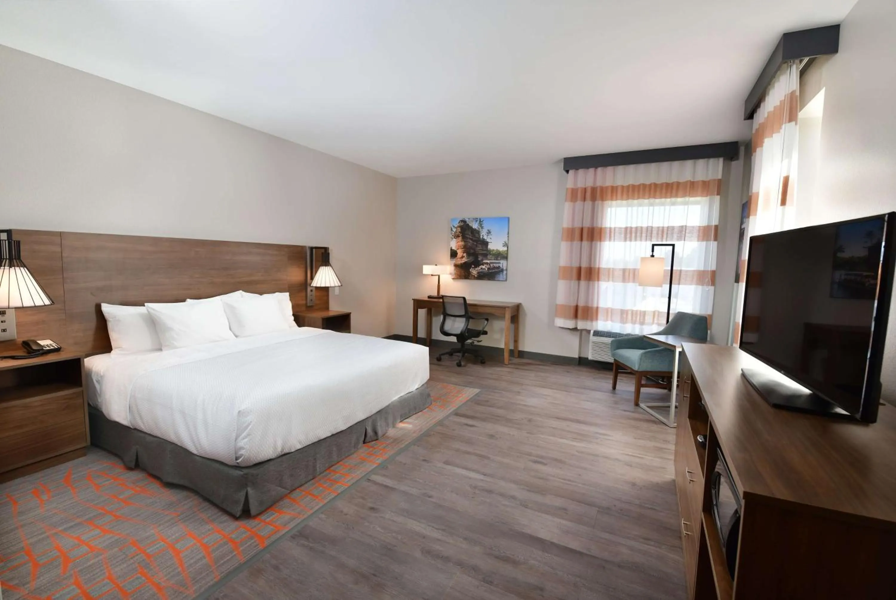 Photo of the whole room, Bed in La Quinta Inn & Suites by Wyndham Wisconsin Dells- Lake Delton