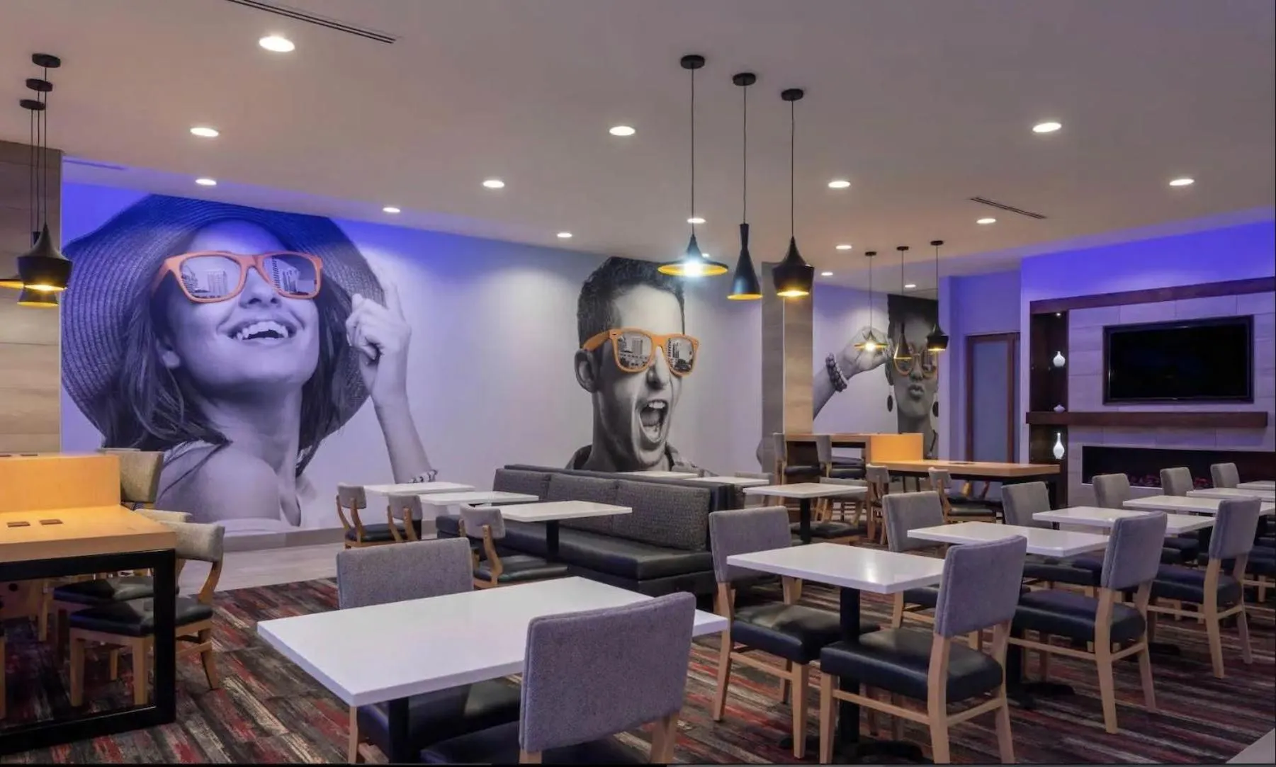Lounge or bar in La Quinta Inn & Suites by Wyndham Wisconsin Dells- Lake Delton