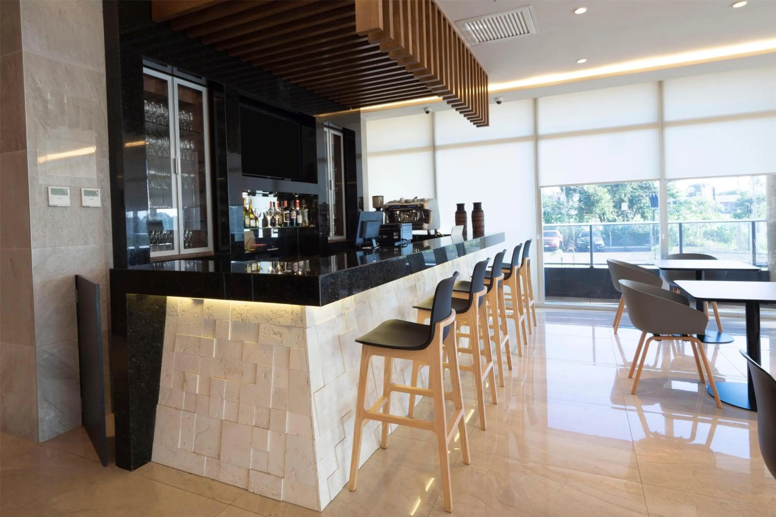 Lounge or bar in Dazzler by Wyndham Ciudad del Este