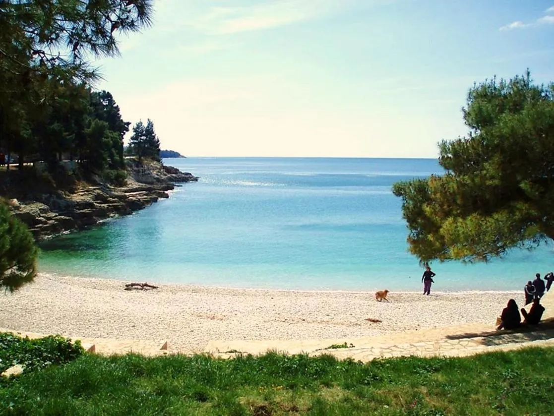 Beach in Istriensonne - Apartments Veruda mit Grillterrasse