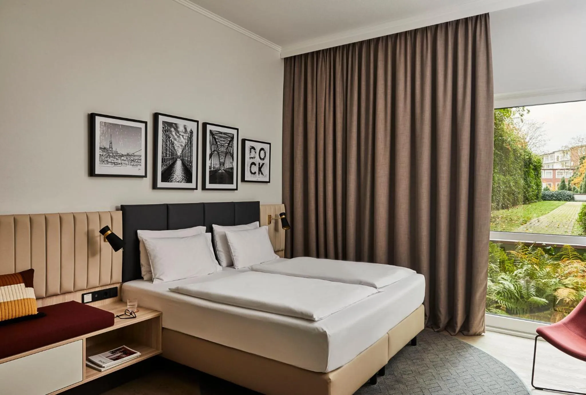 Photo of the whole room, Bed in Crowne Plaza Hamburg-City Alster by IHG