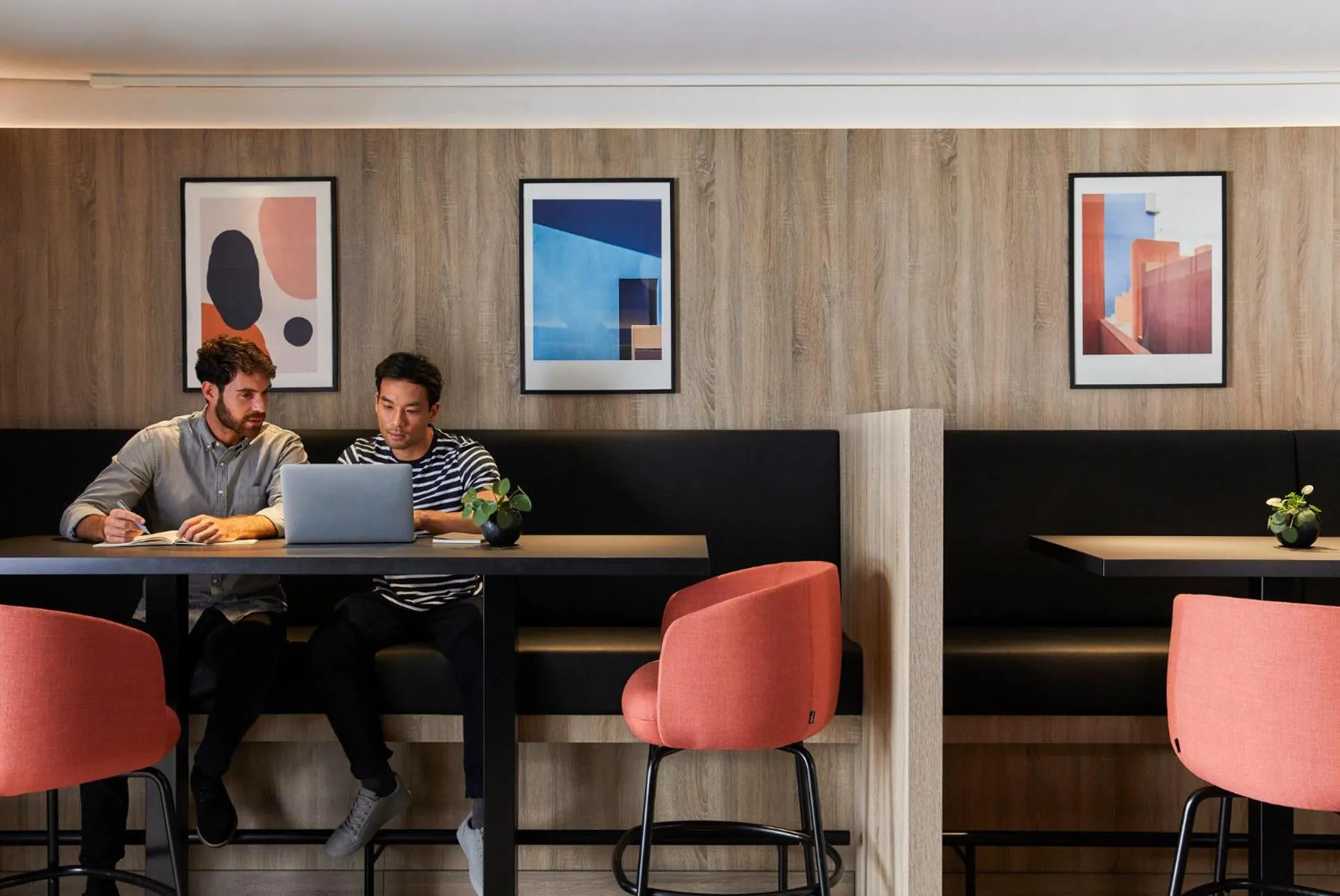 Lounge or bar in Crowne Plaza Hamburg-City Alster by IHG