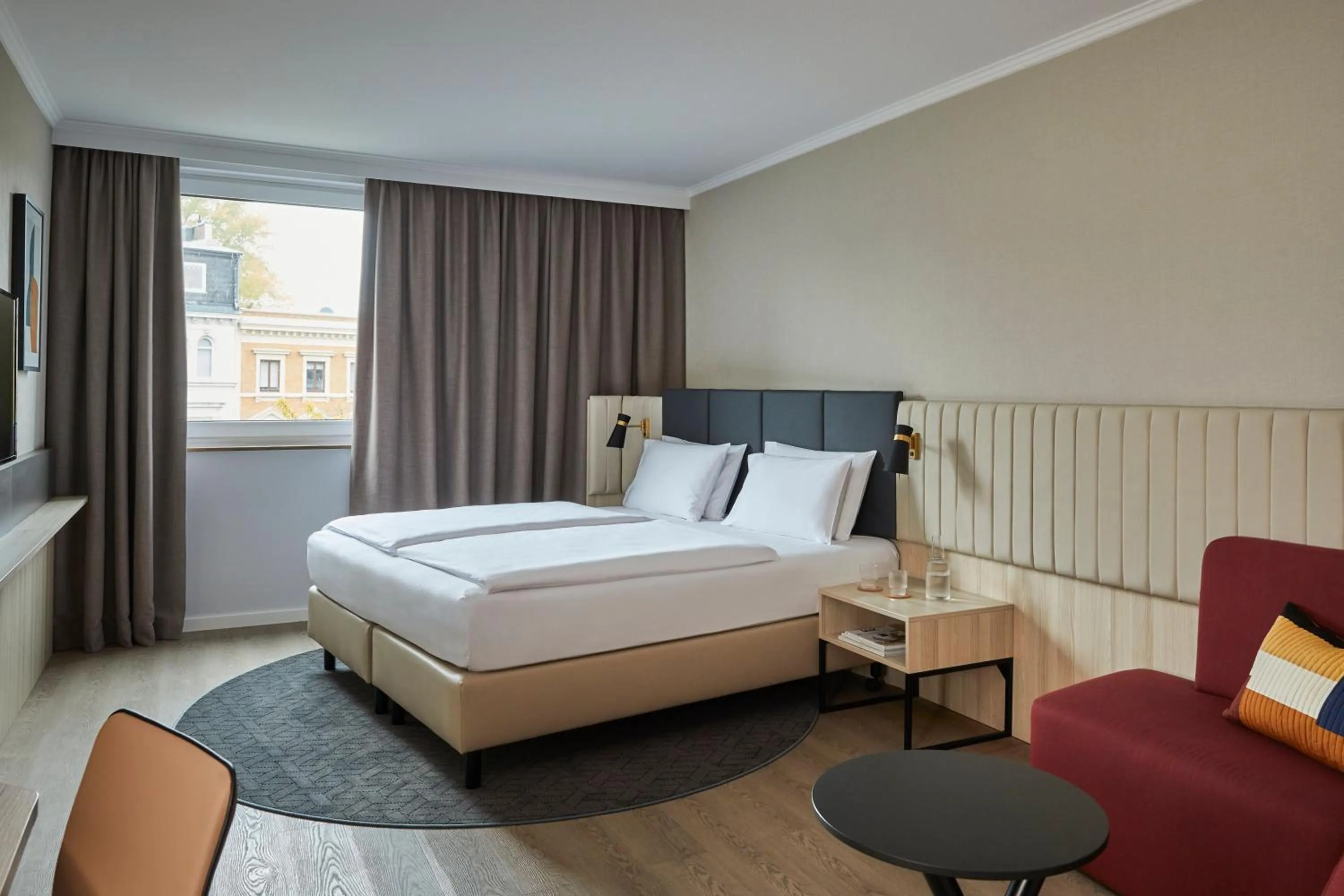 Photo of the whole room, Bed in Crowne Plaza Hamburg-City Alster by IHG