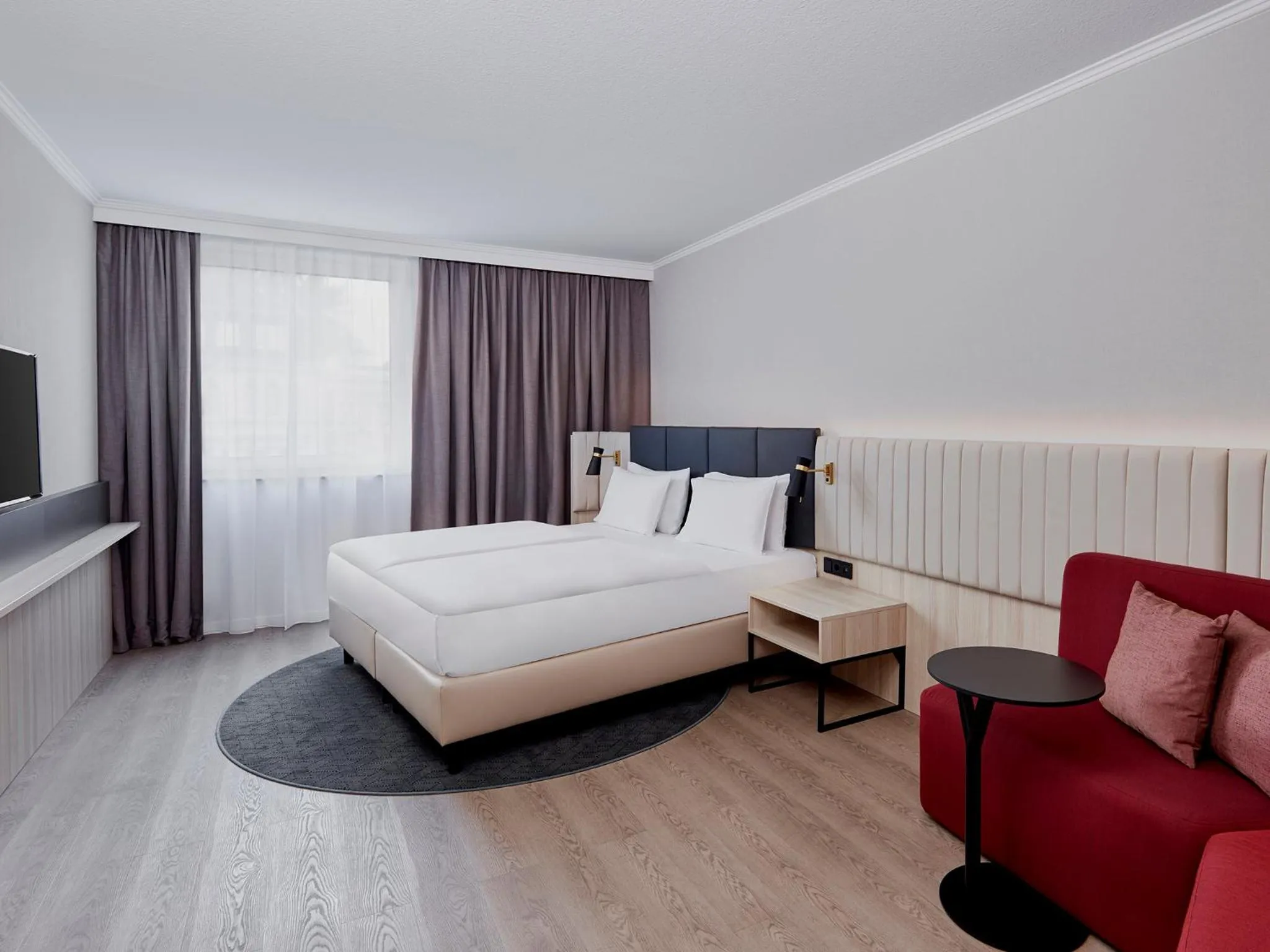 Photo of the whole room, Bed in Crowne Plaza Hamburg-City Alster by IHG