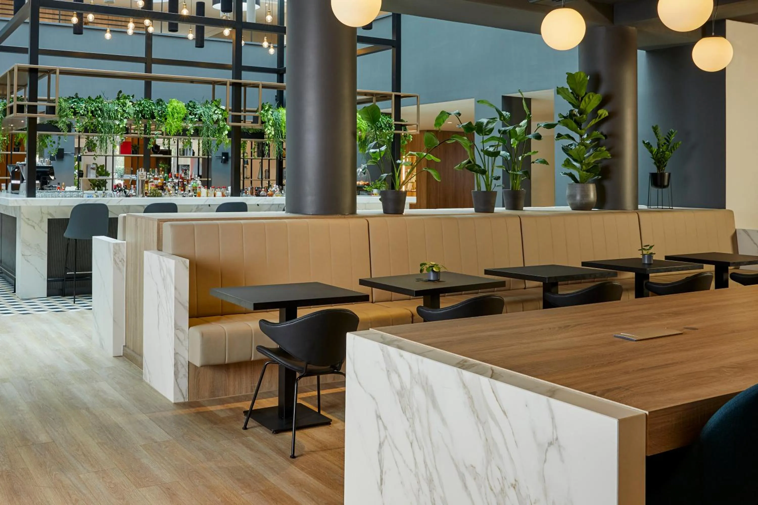 Lounge or bar in Crowne Plaza Hamburg-City Alster by IHG