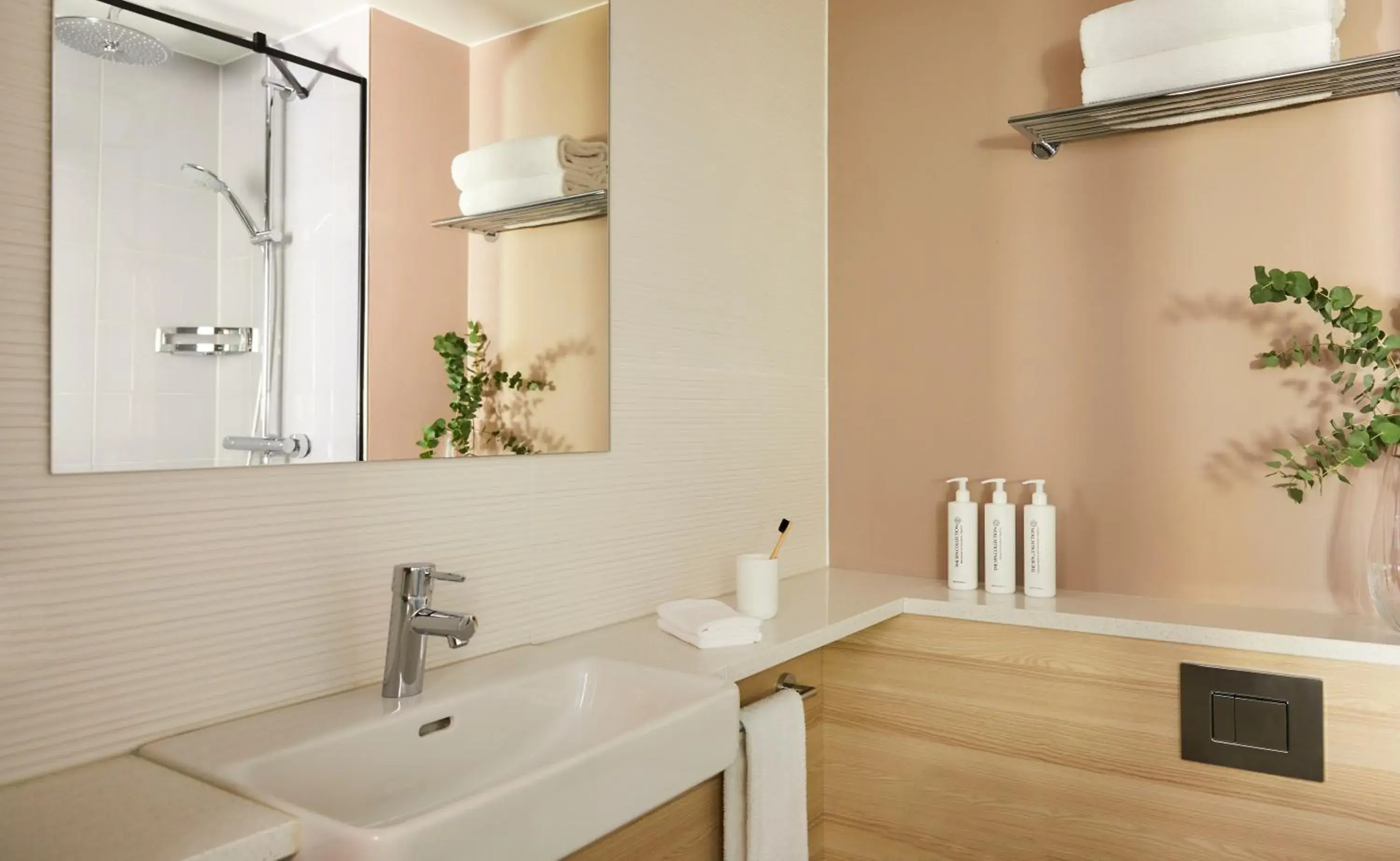 Premium Family King Room in Crowne Plaza Hamburg-City Alster, an IHG Hotel Premium Family King Room in Crowne Plaza Hamburg-City Alster, an IHG Hotel