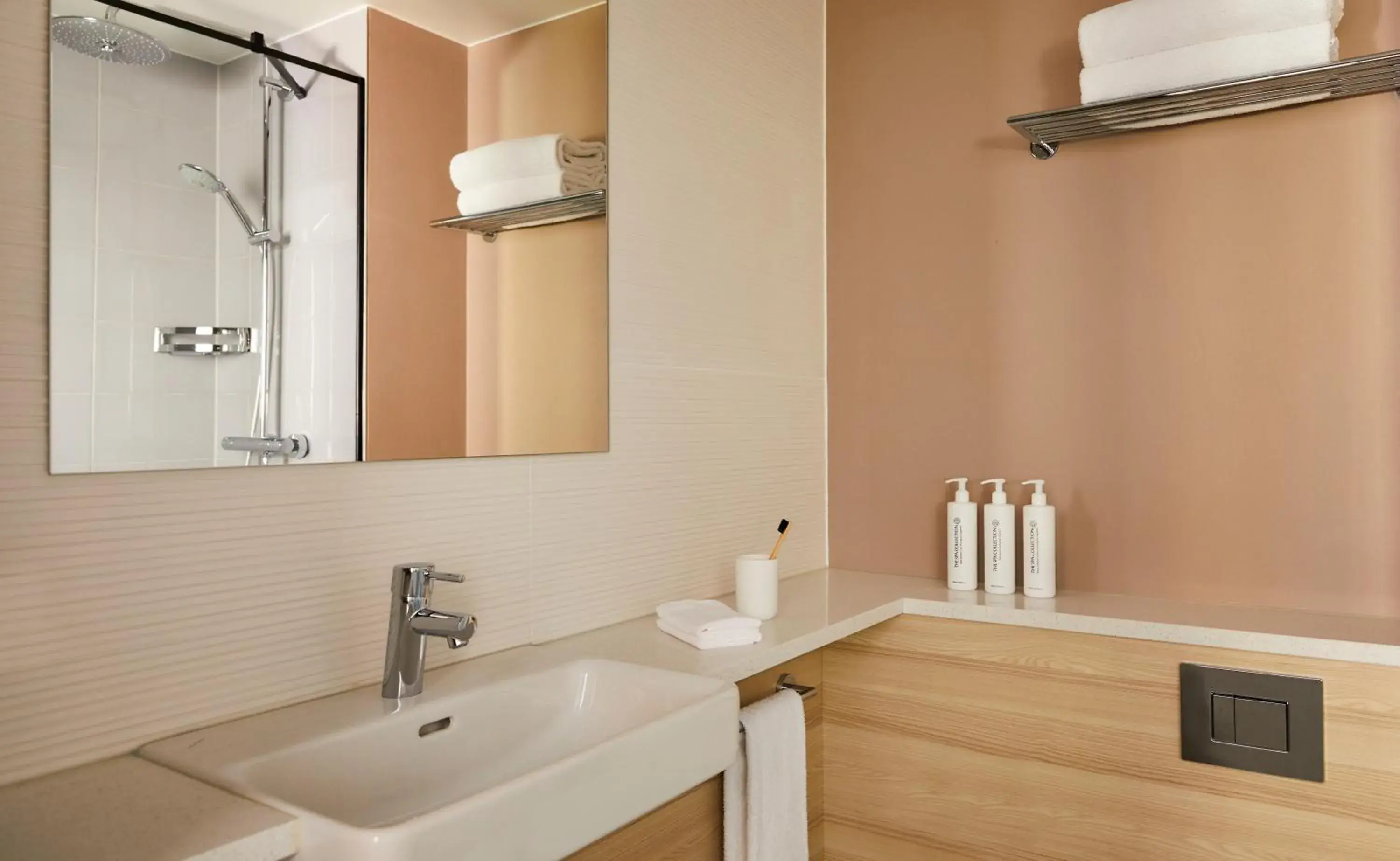 Standard Room with Two Single Beds in Crowne Plaza Hamburg-City Alster, an IHG Hotel Standard Room with Two Single Beds in Crowne Plaza Hamburg-City Alster, an IHG Hotel