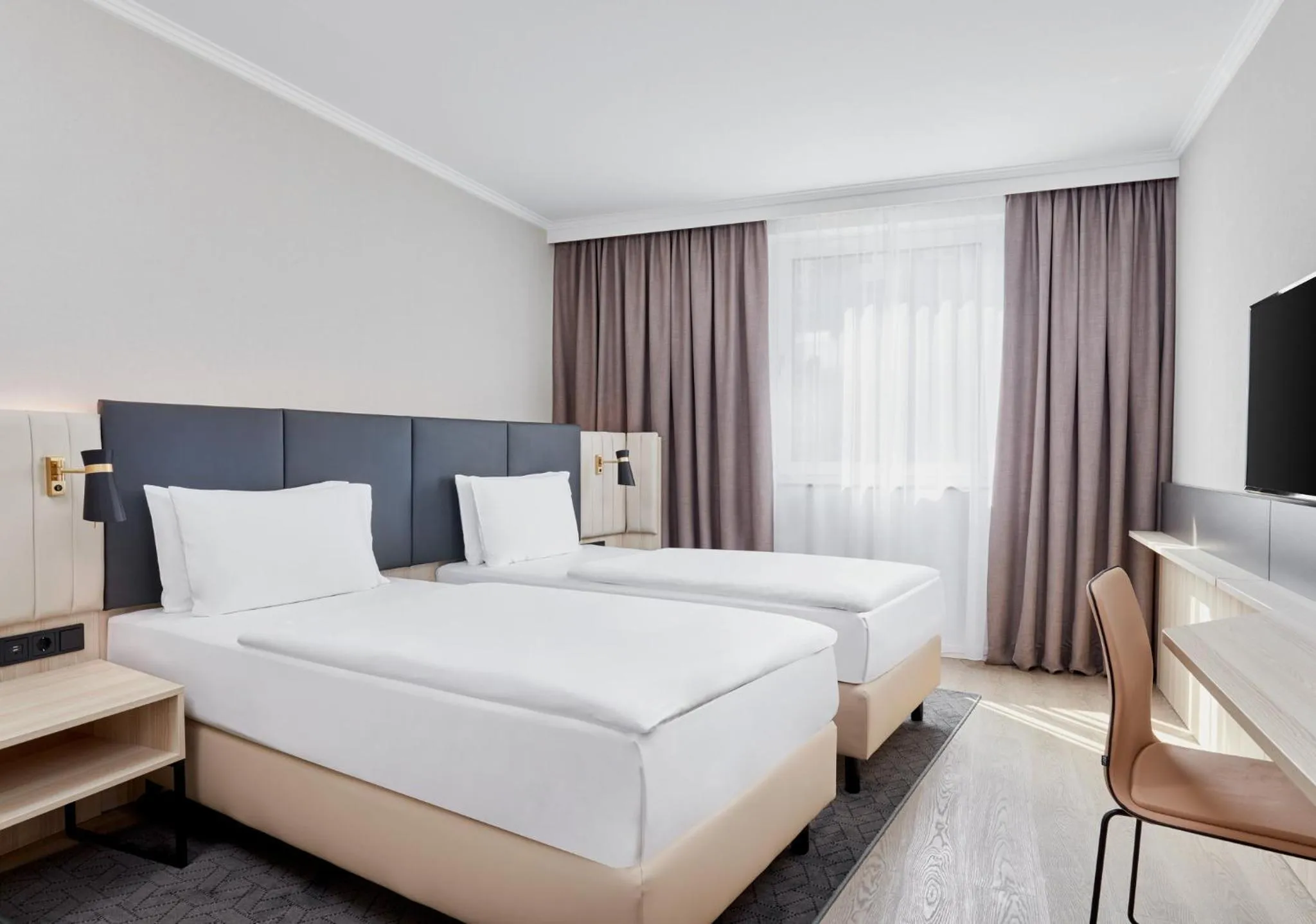 Photo of the whole room, Bed in Crowne Plaza Hamburg-City Alster by IHG