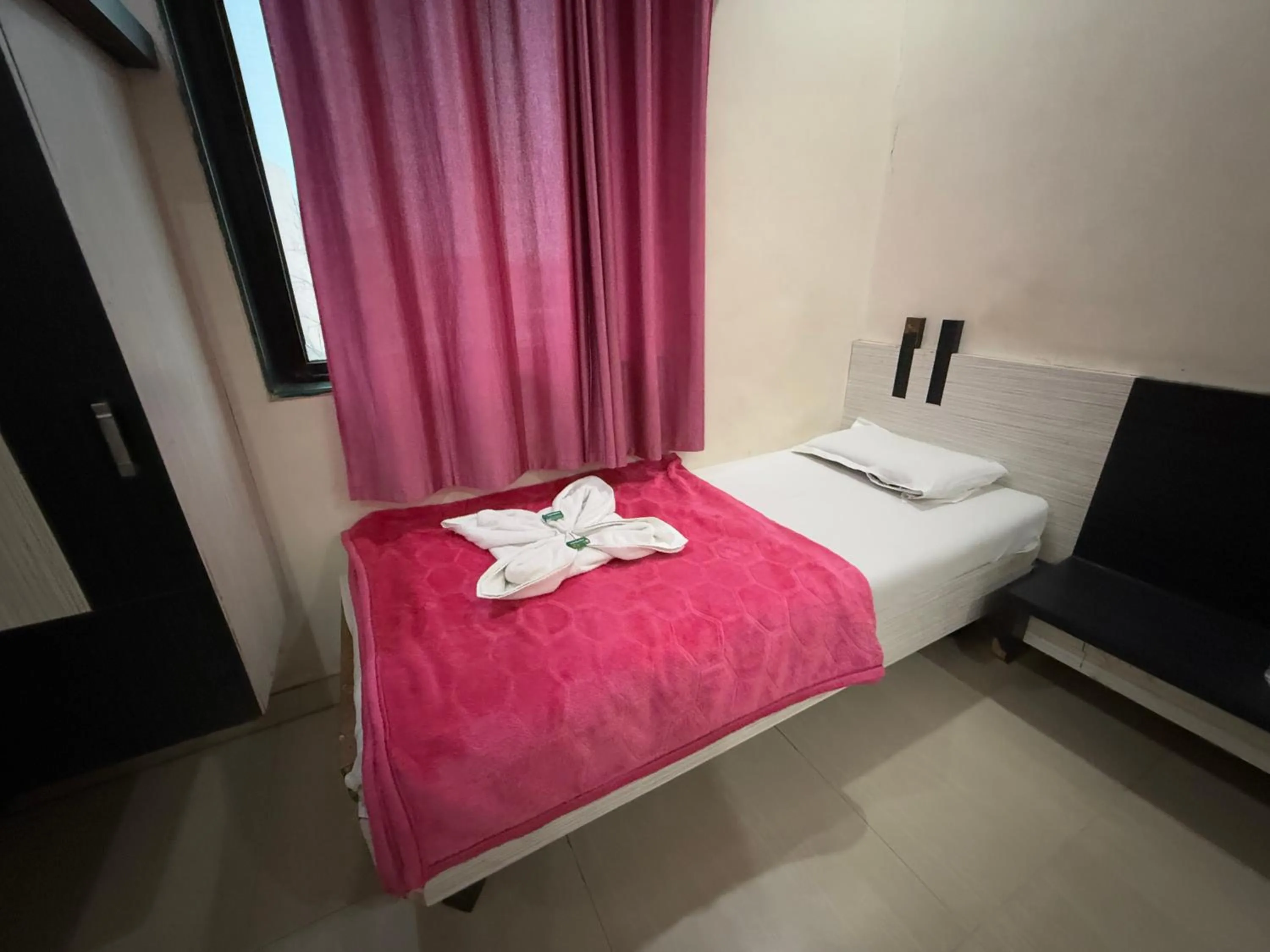 Bed in Hotel Temple Sai