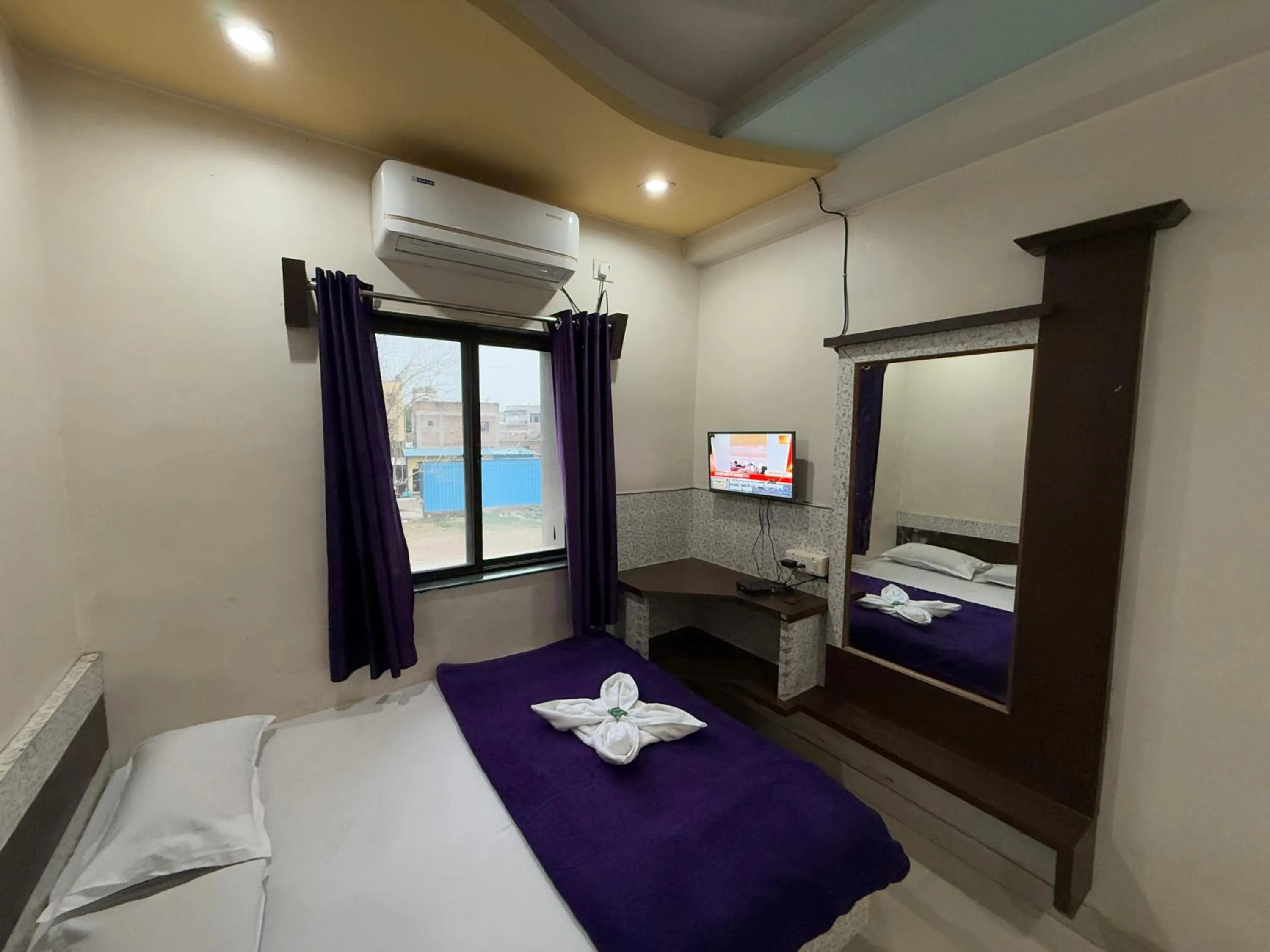 Bed in Hotel Temple Sai