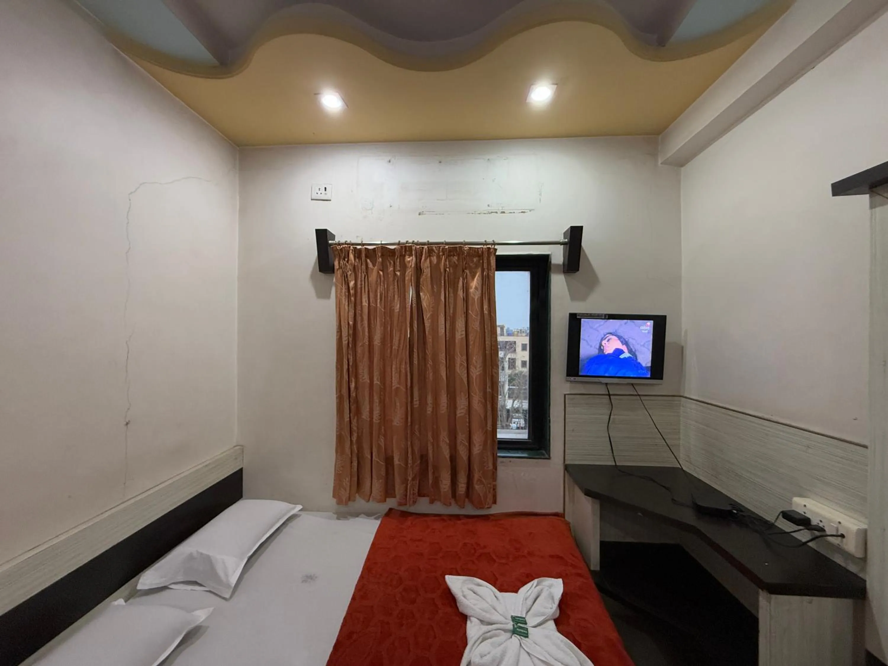 Bed in Hotel Temple Sai