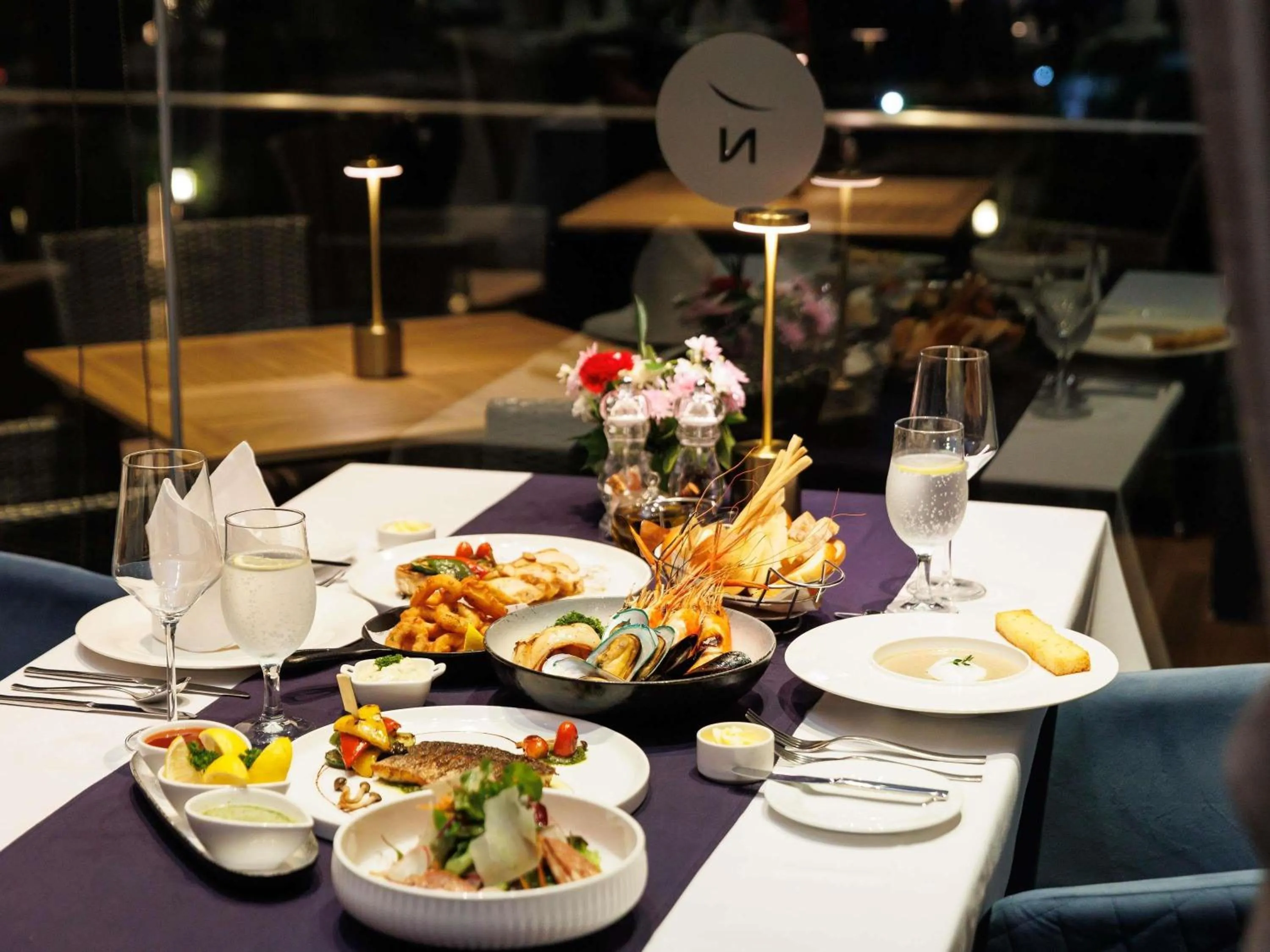 Restaurant/places to eat in Novotel Marina Sriracha