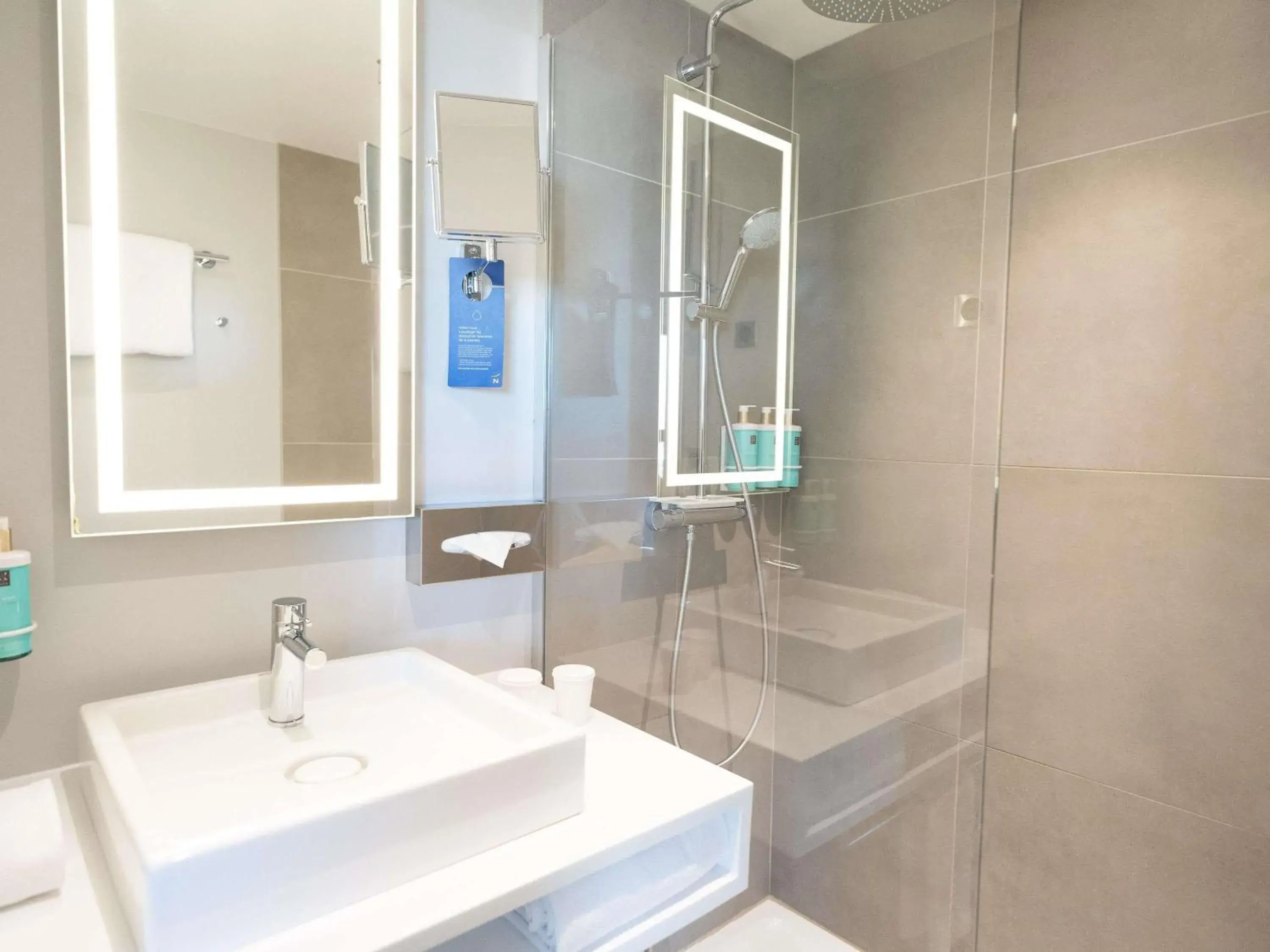 Family room, 1 double bed and 1 sofa bed for 2 people in Novotel Angers Centre Gare Family room, 1 double bed and 1 sofa bed for 2 people in Novotel Angers Centre Gare