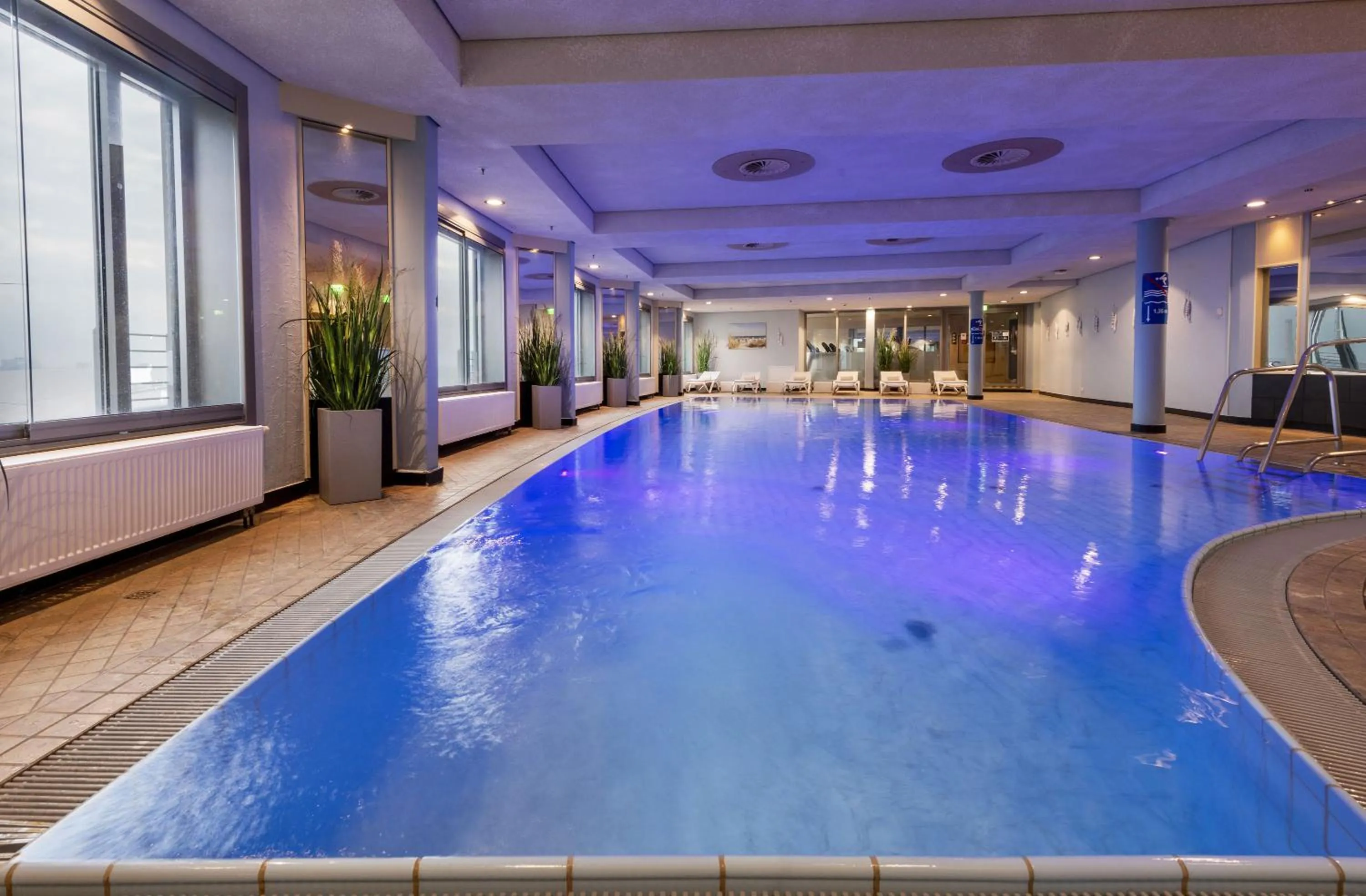 Swimming pool in Maritim Hotel Frankfurt