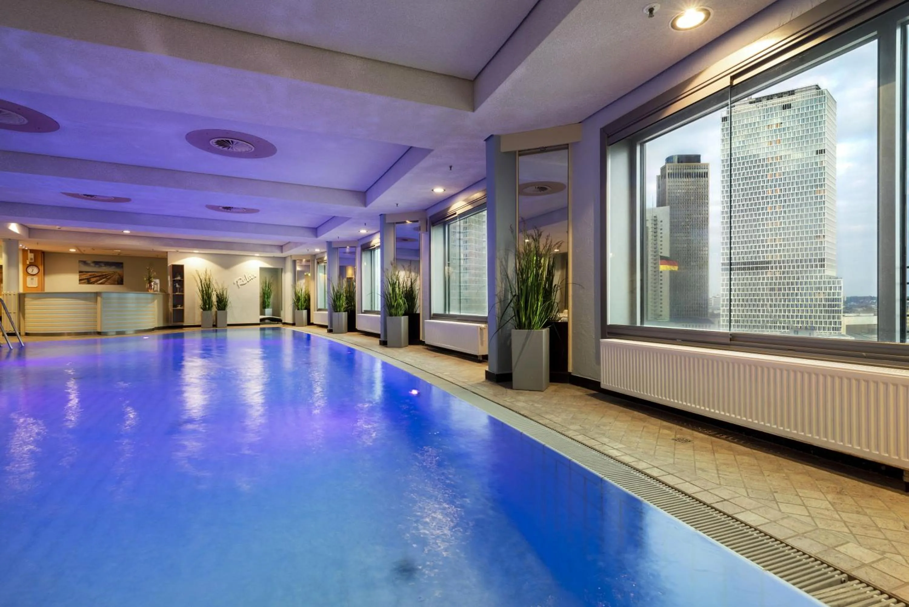 Swimming pool in Maritim Hotel Frankfurt