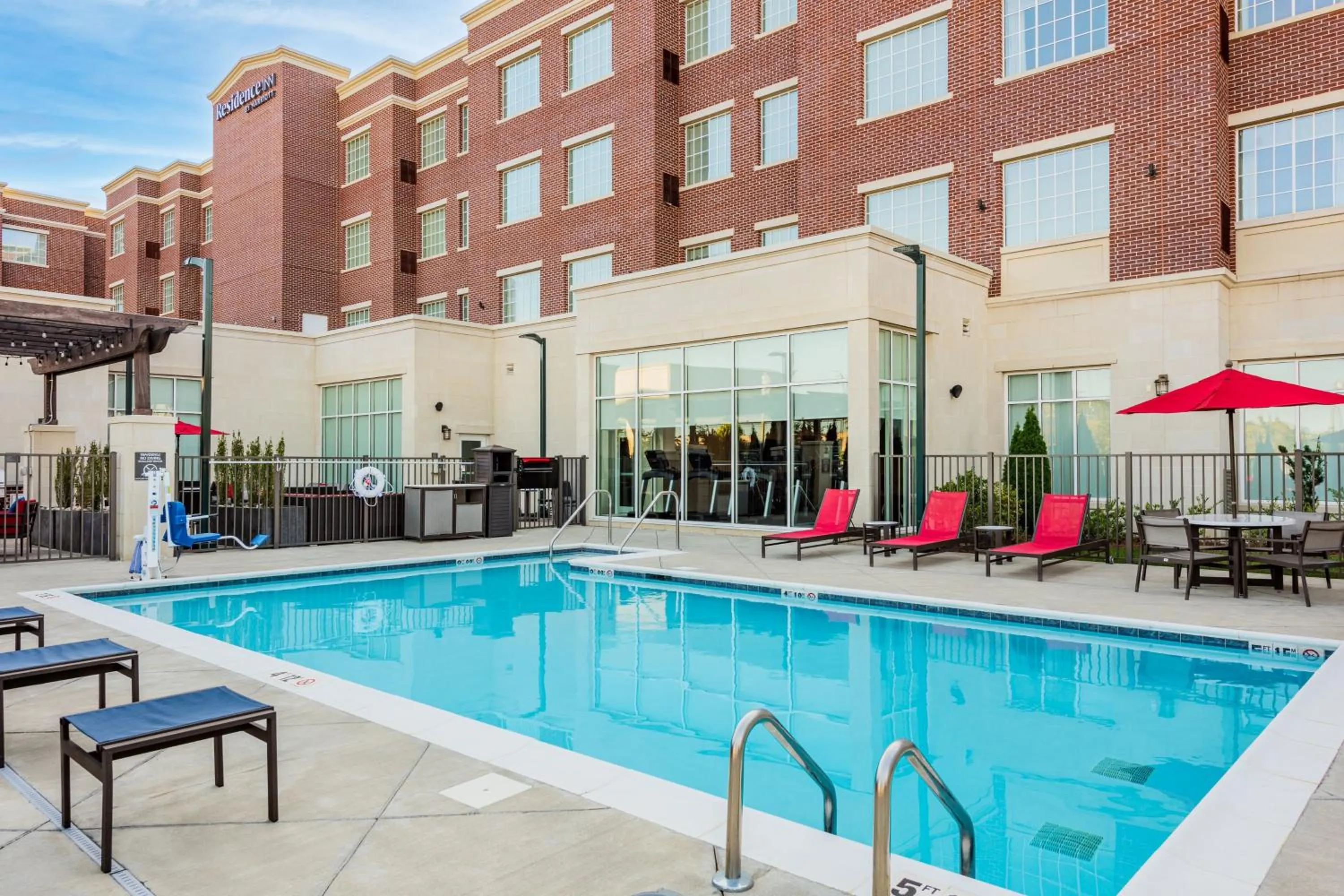 Swimming pool in Residence Inn Franklin Berry Farms