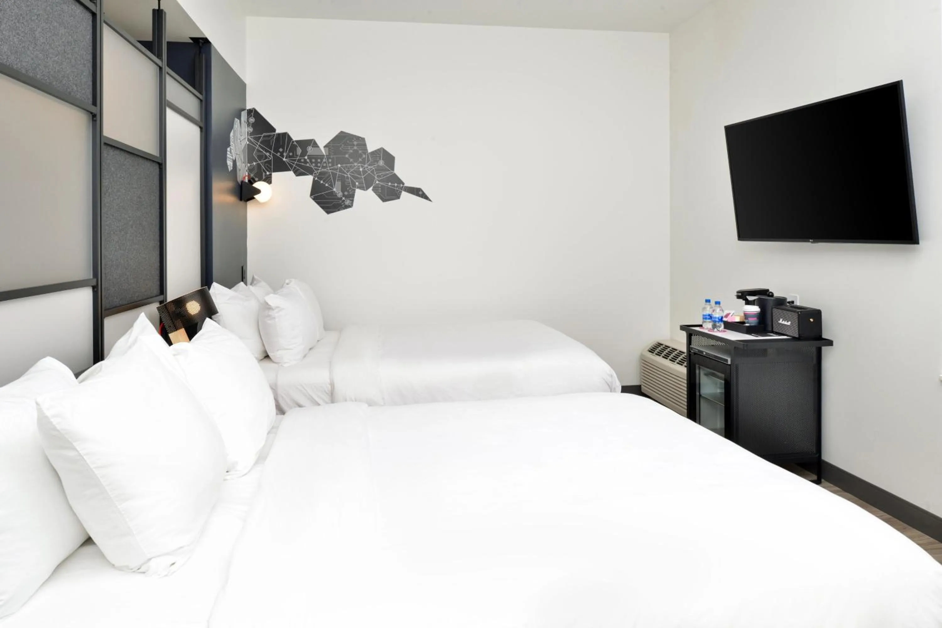 Photo of the whole room, Bed in Aloft Charlotte Airport