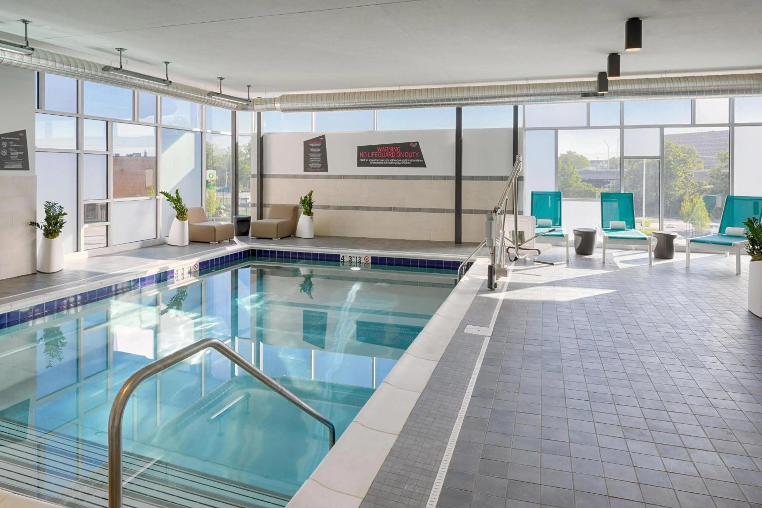 Swimming pool in Aloft Columbus