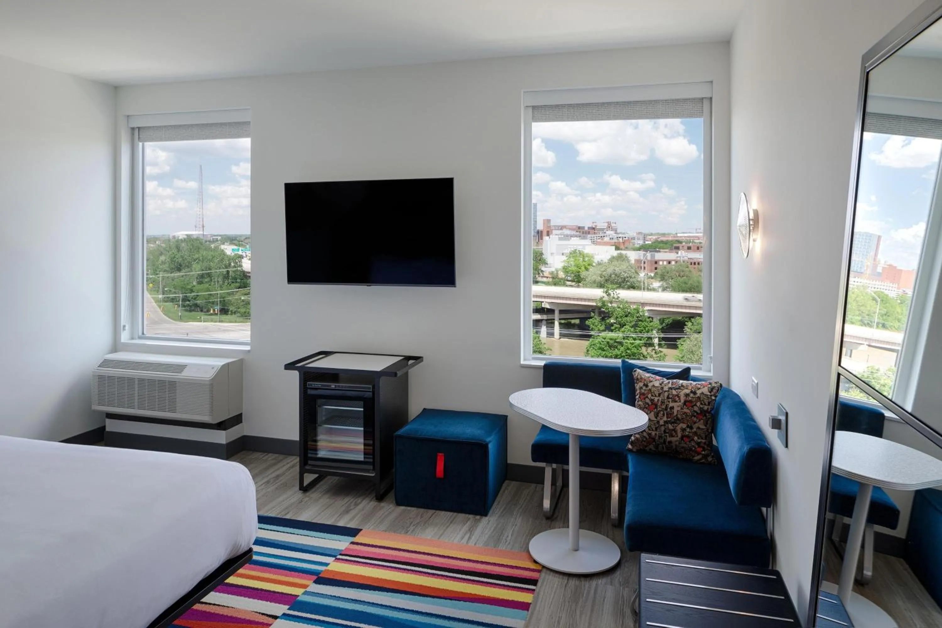 Photo of the whole room, Bed in Aloft Columbus