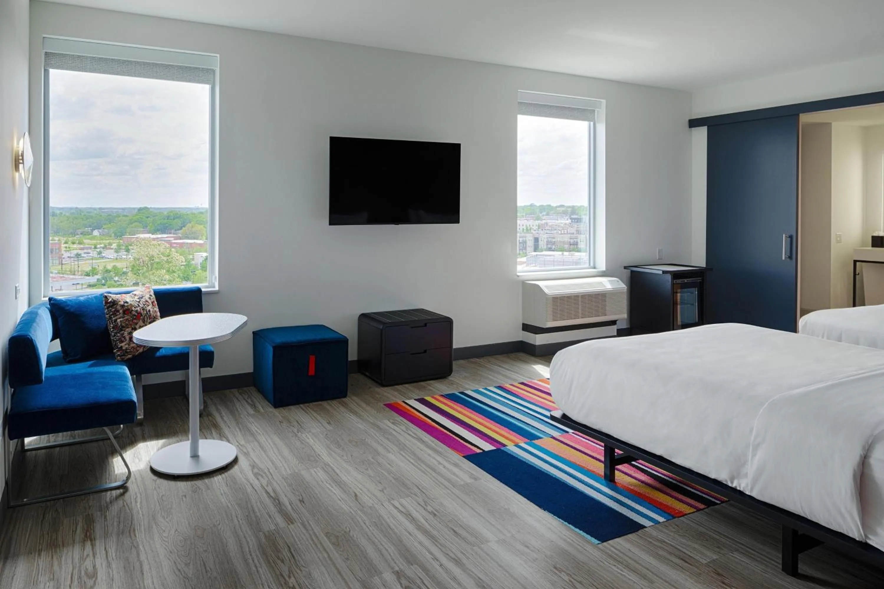 Photo of the whole room, Bed in Aloft Columbus